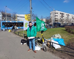 Зеленые на акции «Сортируй» собрали более 10 мешков вторсырья у жителей Петербурга 