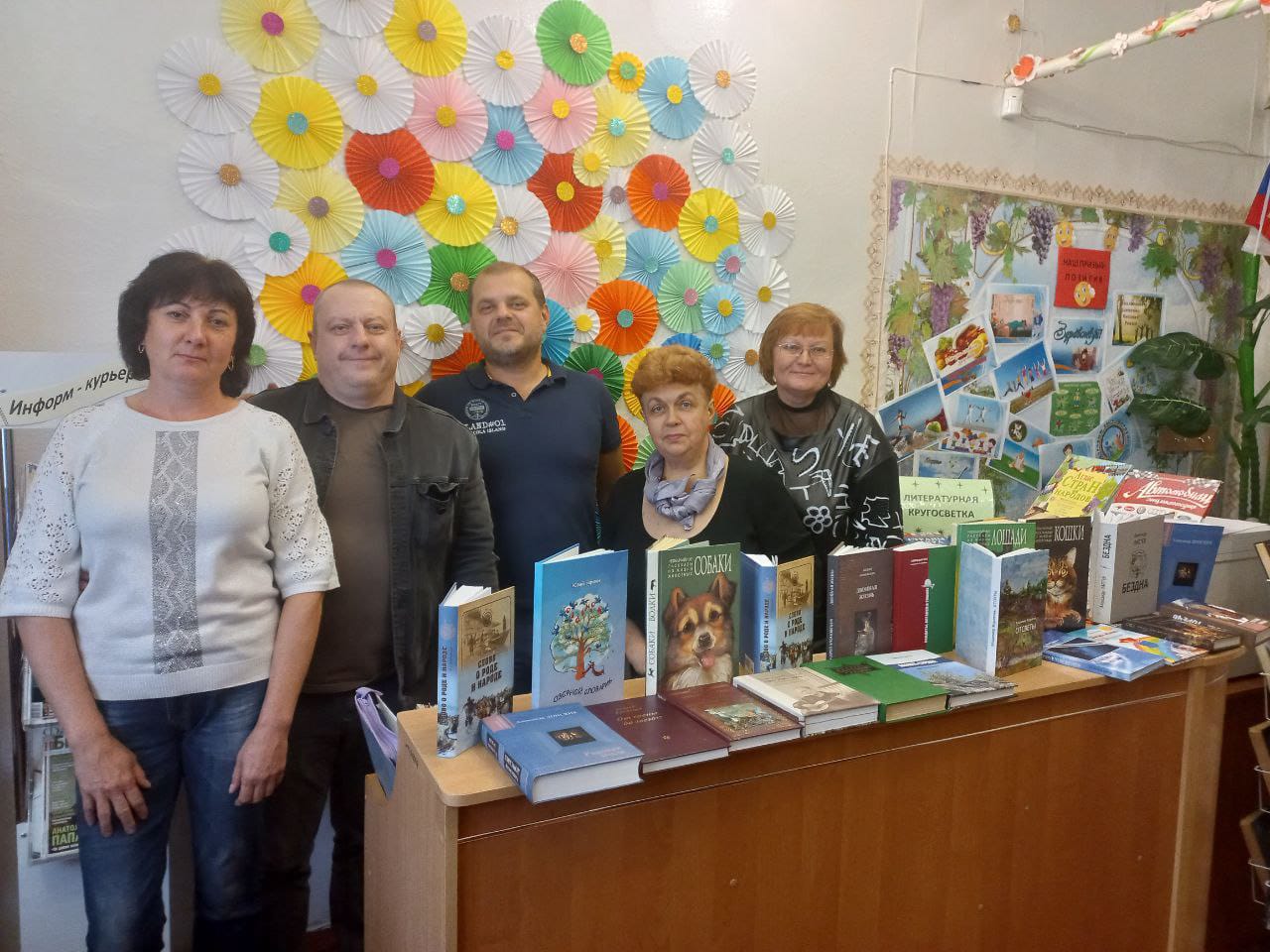 Крымские «ЗЕЛЁНЫЕ» передали собранные книги в Мелитопольскую библиотеку Крымские «ЗЕЛЁНЫЕ» передали собранные книги в Мелитопольскую библиотеку