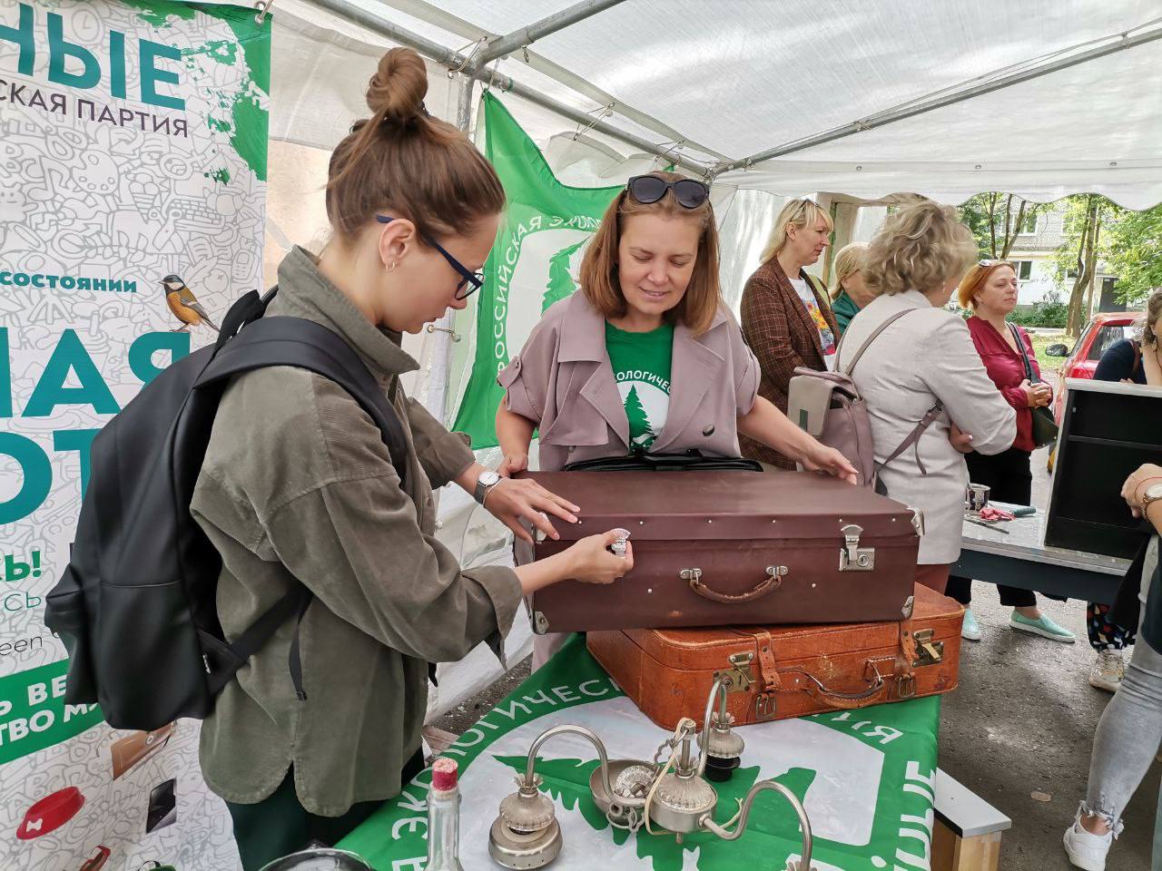 На «интерьерной» «Зелёной субботе» новгородцы учились реставрировать мебель На «интерьерной» «Зелёной субботе» новгородцы учились реставрировать мебель