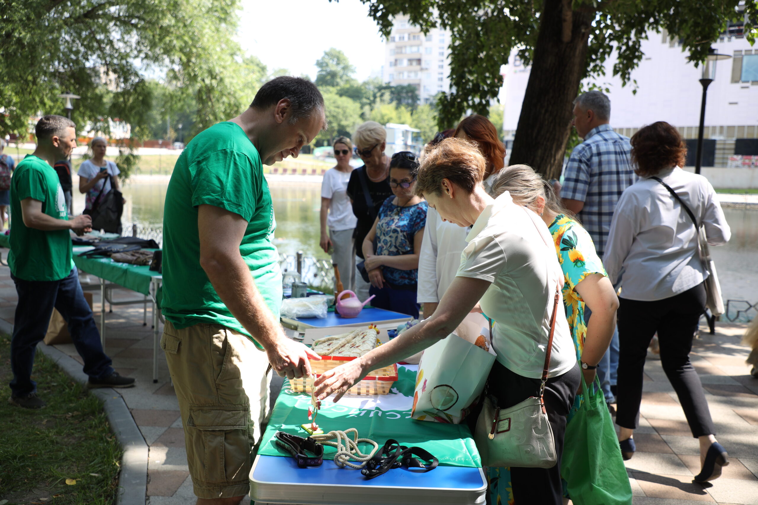 На «интерьерную» «Зелёную субботу» москвичи принесли винтажную посуду, индийские статуэтки и редкие кактусы На «интерьерную» «Зелёную субботу» москвичи принесли винтажную посуду, индийские статуэтки и редкие кактусы
