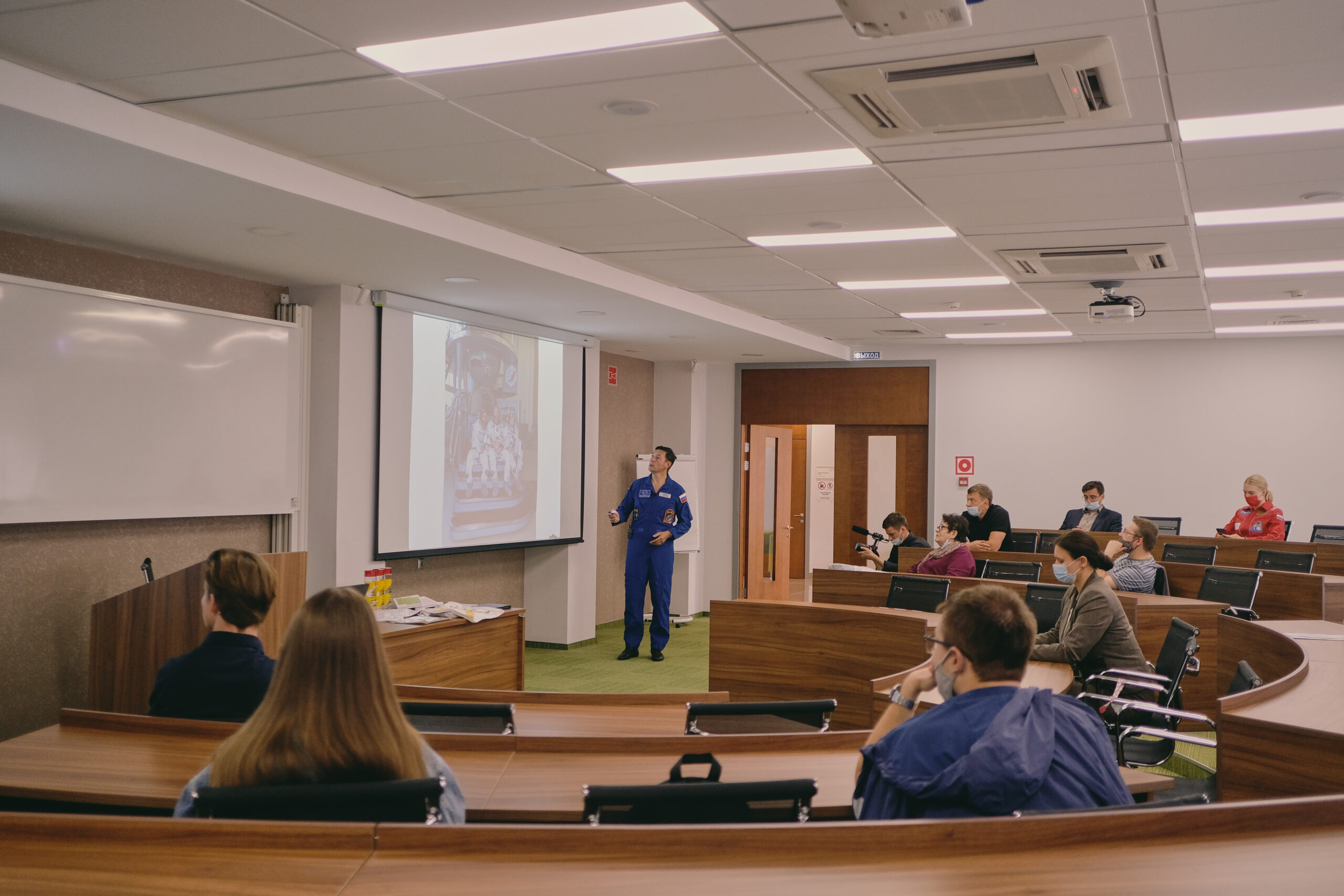 Сергей Ревин рассказал о работе космонавтов и эконаблюдениях в Томском университете