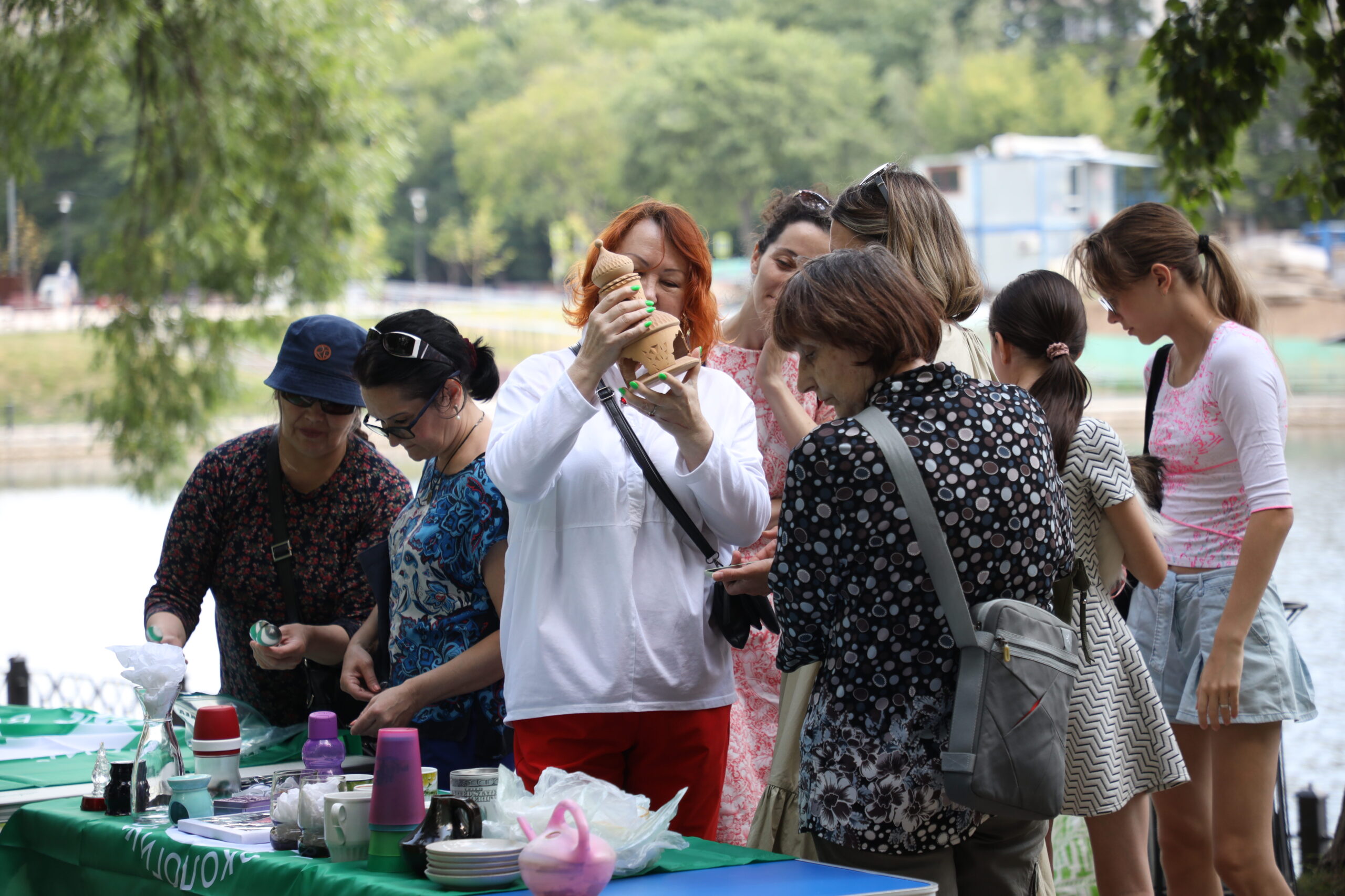 На «интерьерную» «Зелёную субботу» москвичи принесли винтажную посуду, индийские статуэтки и редкие кактусы На «интерьерную» «Зелёную субботу» москвичи принесли винтажную посуду, индийские статуэтки и редкие кактусы