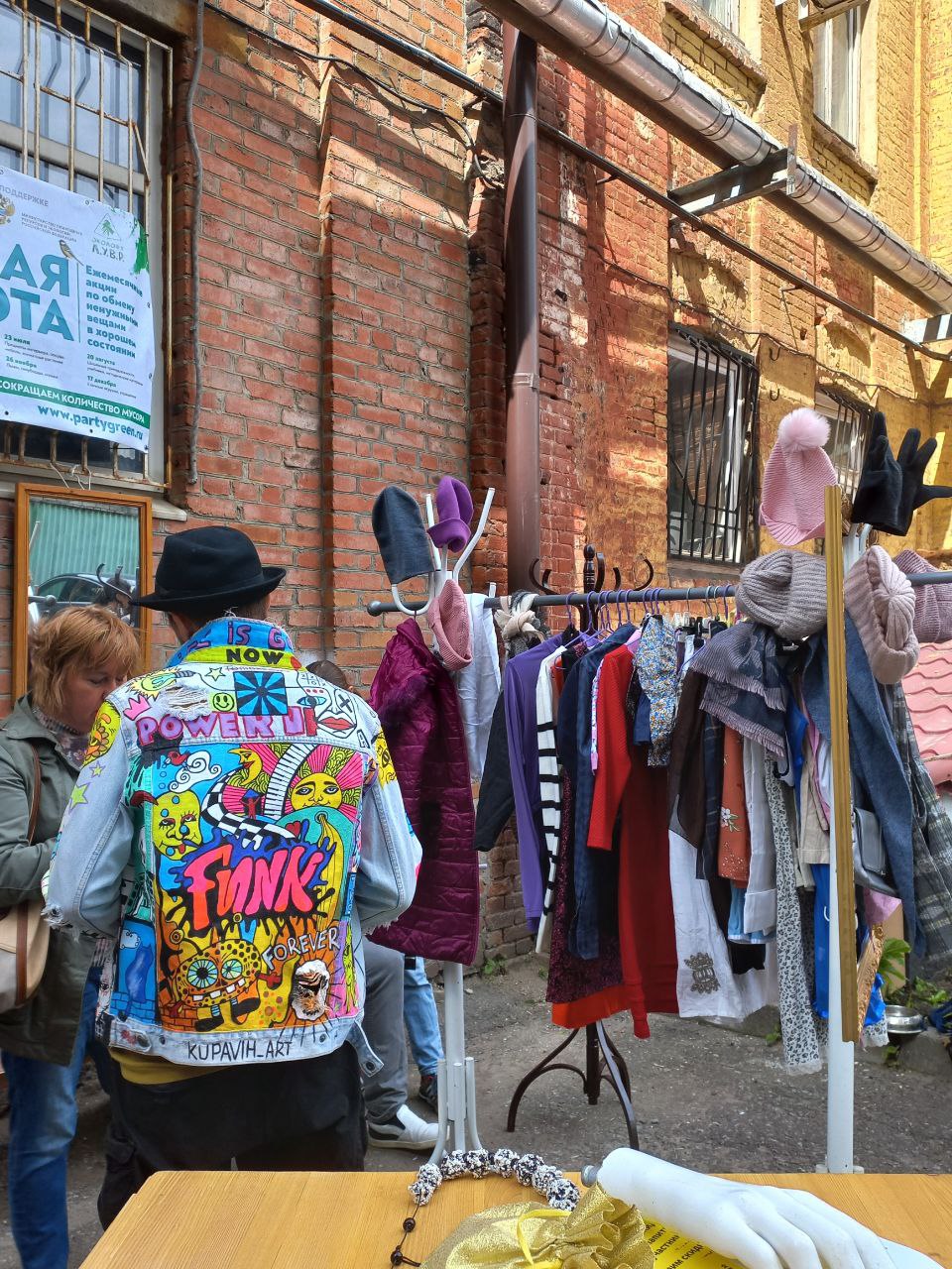 Вещи, которые передали участники «Зелёной субботы» в Ростове-на-Дону передадут проекту «Свалка», а также беженцам с Донбасса Вещи, которые передали участники «Зелёной субботы» в Ростове-на-Дону передадут проекту «Свалка», а также беженцам с Донбасса