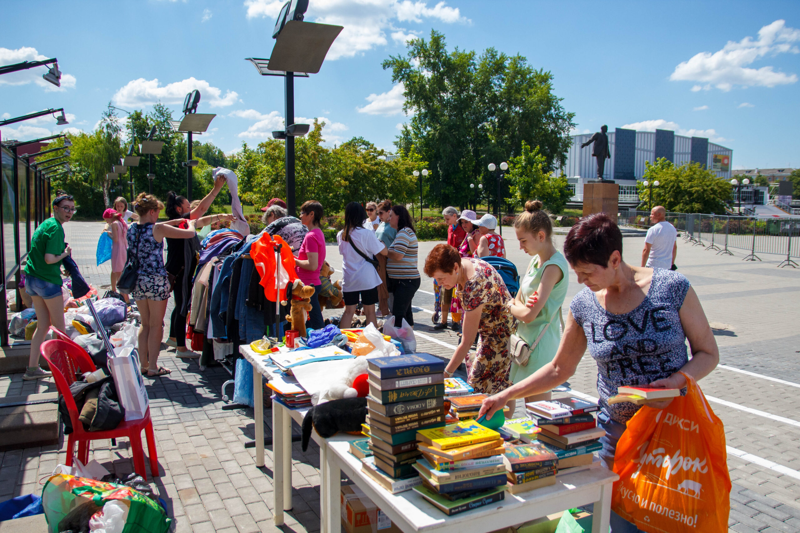 Жители Электростали принесли на «Зелёную субботу» более 1000 книг, игрушек,  настолок и предметов одежды Жители Электростали принесли на «Зелёную субботу» более 1000 книг, игрушек,  настолок и предметов одежды