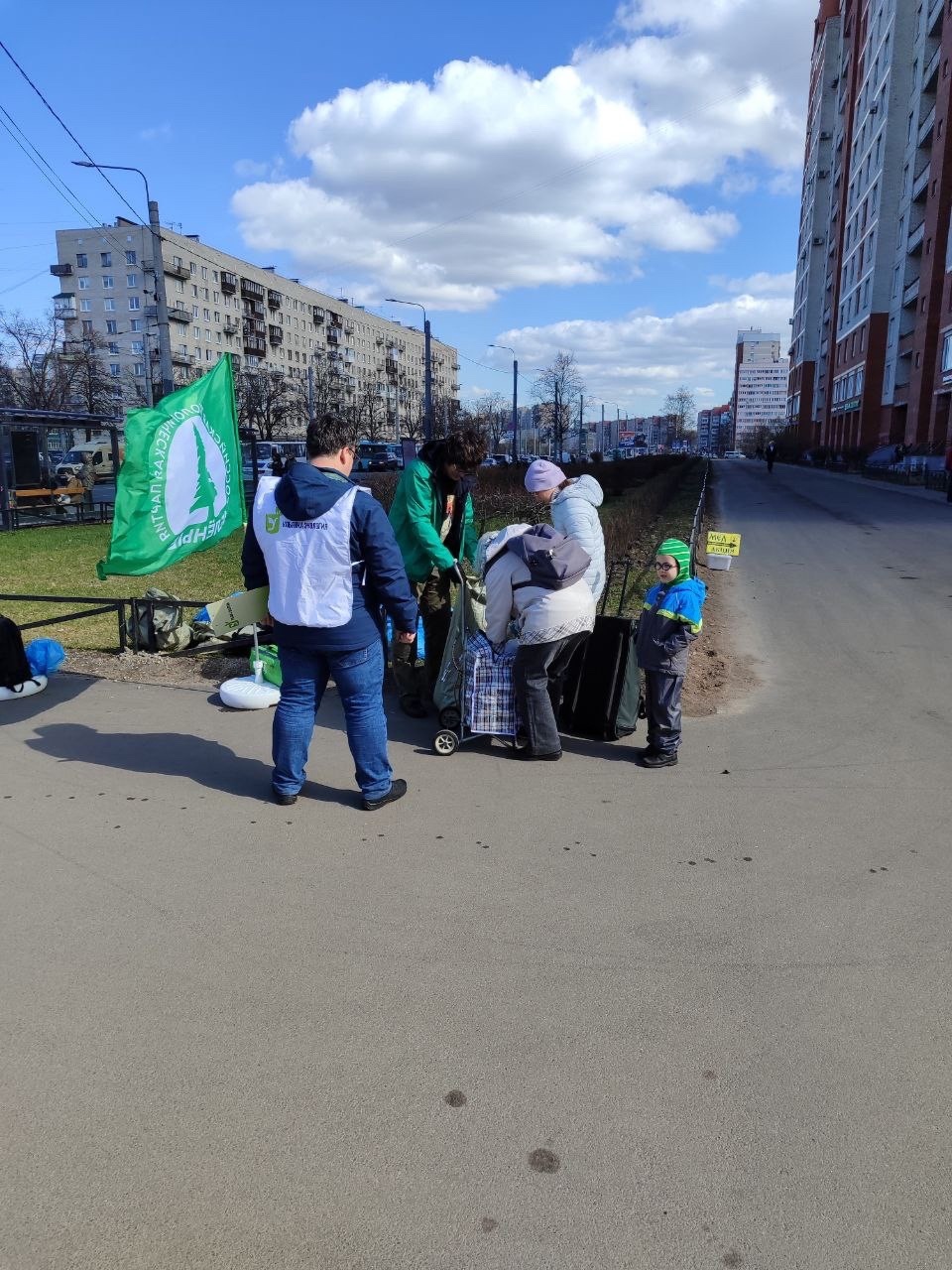 Зеленые на акции «Сортируй» собрали более 10 мешков вторсырья у жителей Петербурга Зеленые на акции «Сортируй» собрали более 10 мешков вторсырья у жителей Петербурга