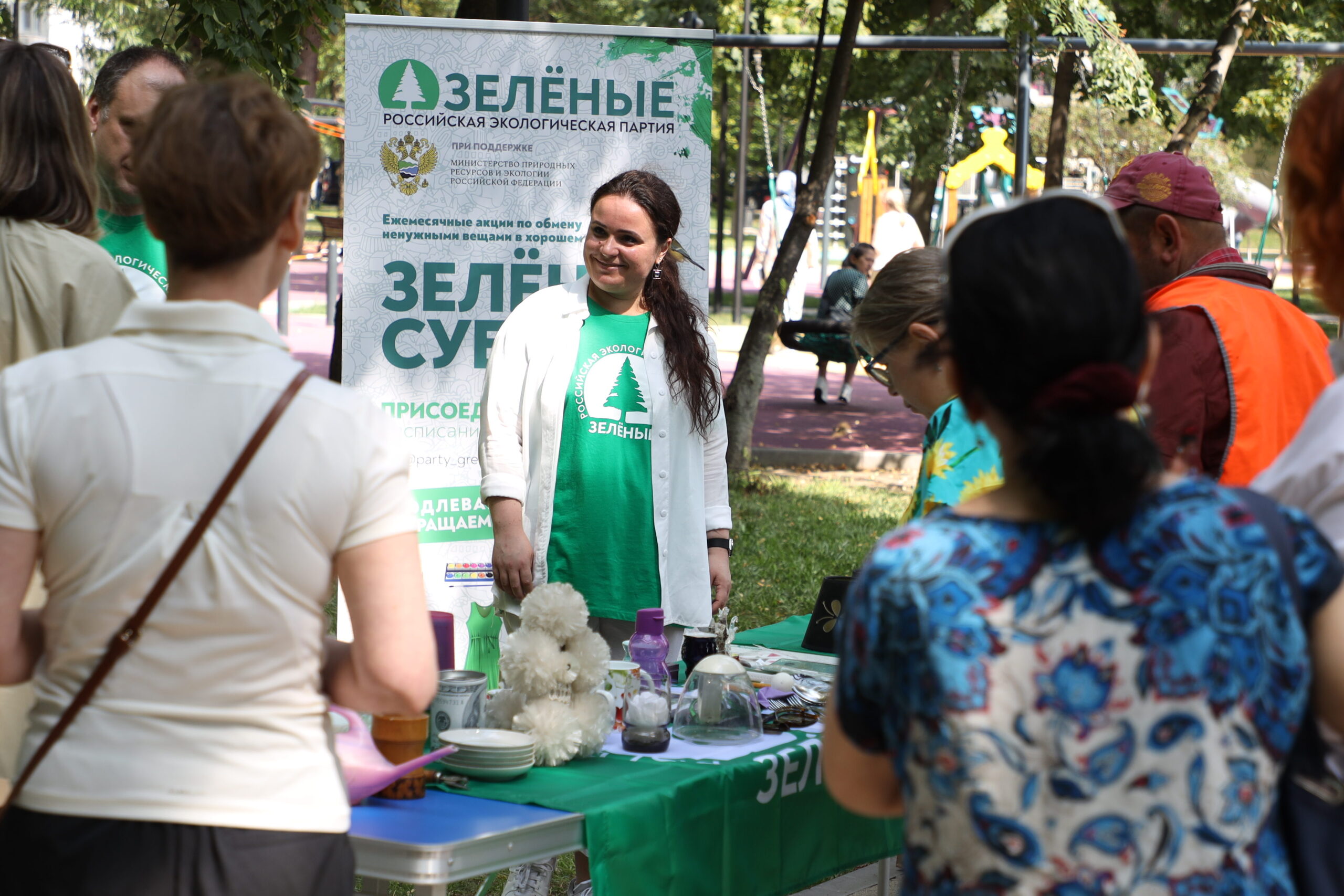 На «интерьерную» «Зелёную субботу» москвичи принесли винтажную посуду, индийские статуэтки и редкие кактусы На «интерьерную» «Зелёную субботу» москвичи принесли винтажную посуду, индийские статуэтки и редкие кактусы