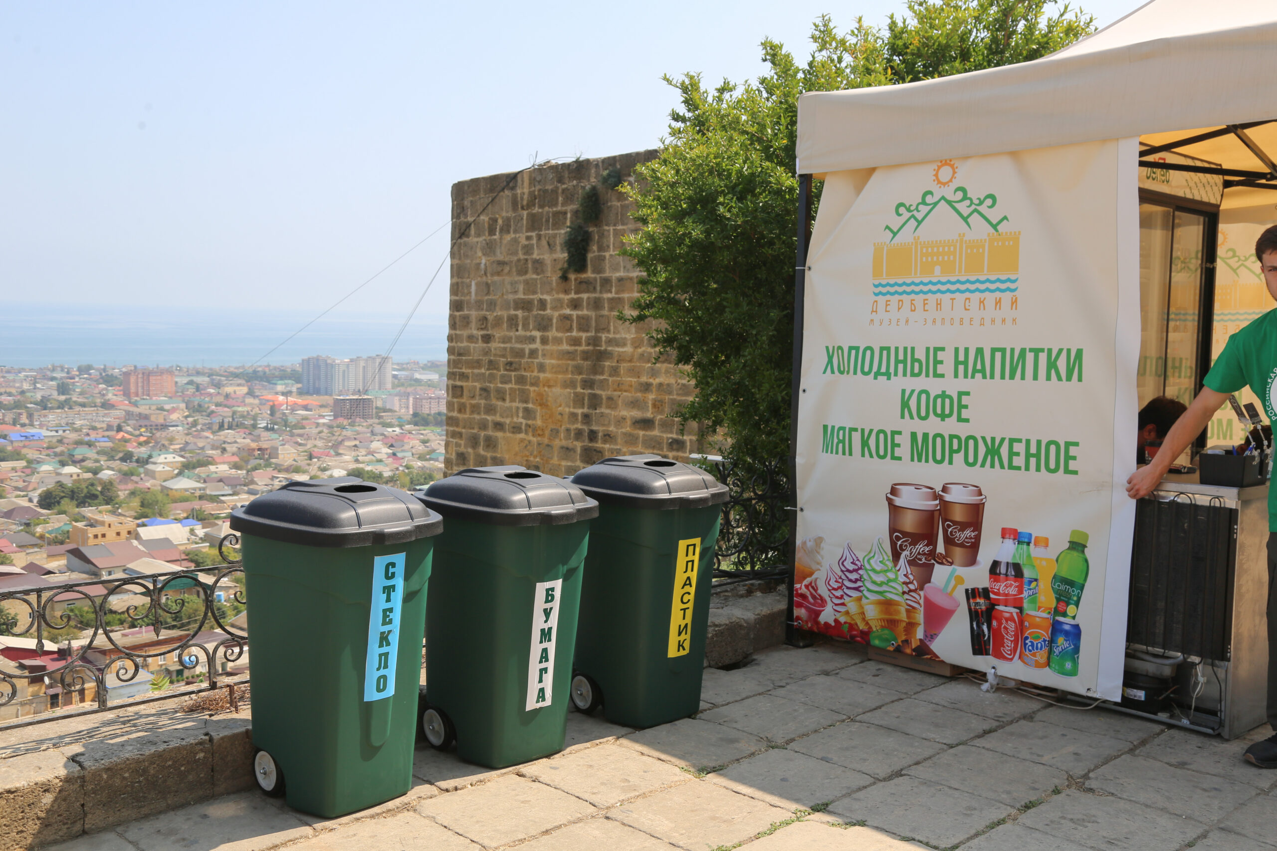 «ЗЕЛЁНЫЕ» Дагестана установили сортировочные баки в цитадели «Нарын-Кала» «ЗЕЛЁНЫЕ» Дагестана установили сортировочные баки в цитадели «Нарын-Кала»
