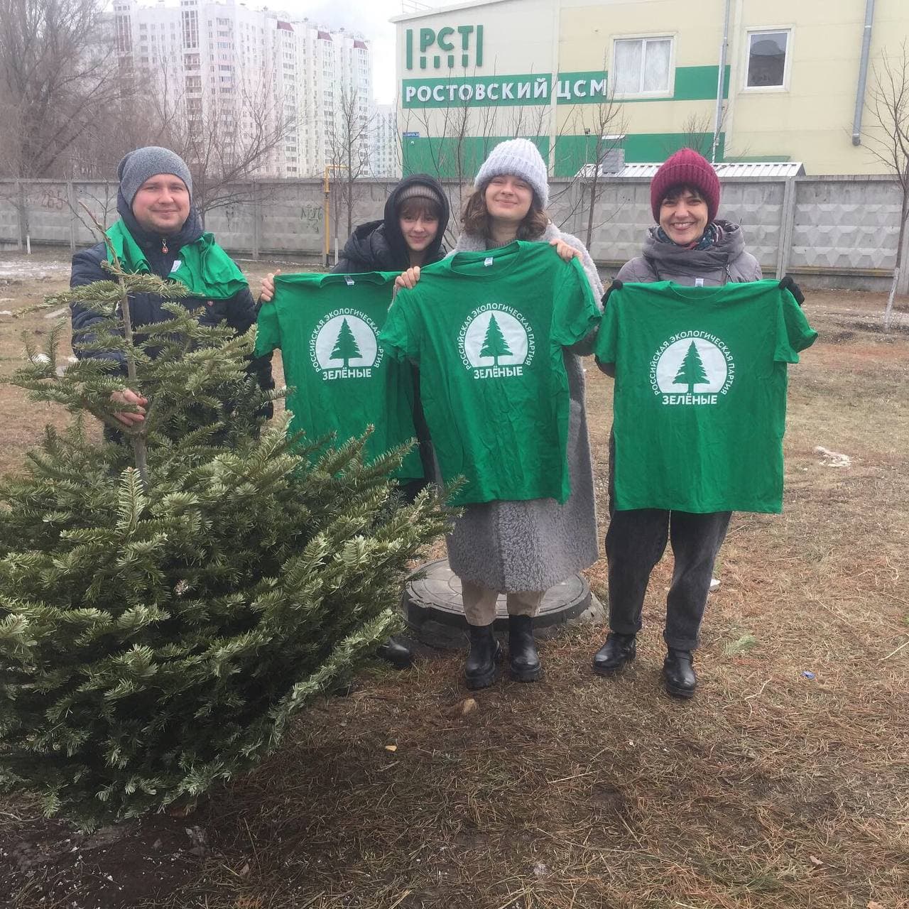 В Ростове «ЗЕЛЁНЫЕ» собрали новогодние ёлки на переработку