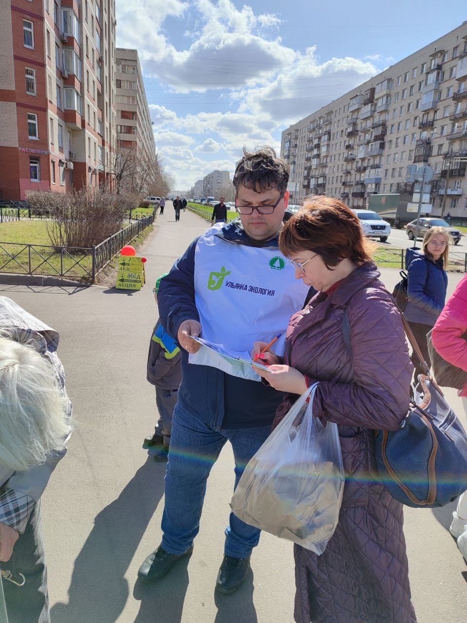 Зеленые на акции «Сортируй» собрали более 10 мешков вторсырья у жителей Петербурга Зеленые на акции «Сортируй» собрали более 10 мешков вторсырья у жителей Петербурга