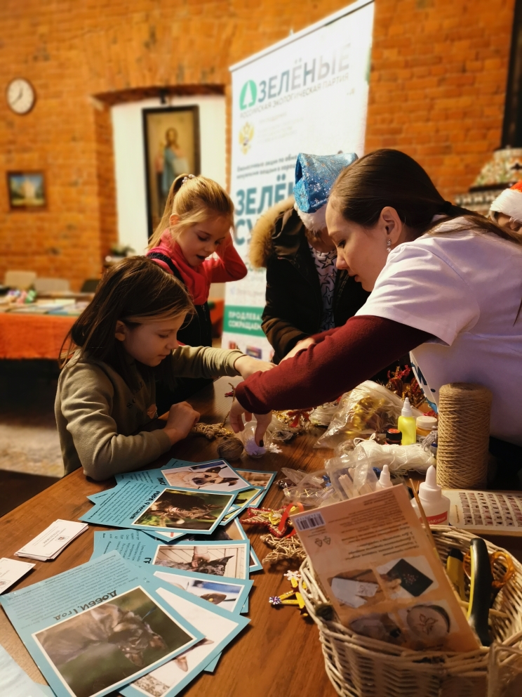 Ёлочные игрушки, новогодние сувениры и красная советская звезда – в Санкт-Петербурге прошла предновогодняя «Зелёная суббота» Ёлочные игрушки, новогодние сувениры и красная советская звезда – в Санкт-Петербурге прошла предновогодняя «Зелёная суббота»
