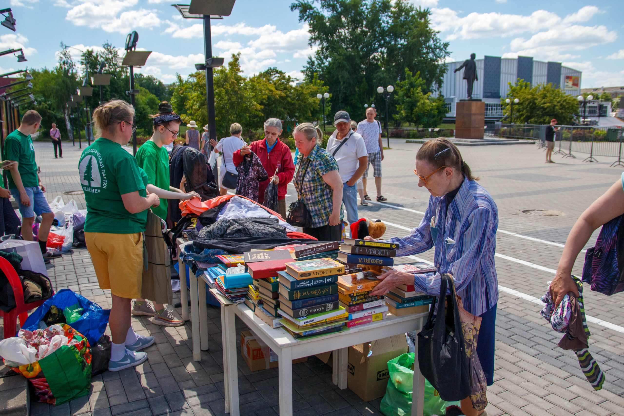 Жители Электростали принесли на «Зелёную субботу» более 1000 книг, игрушек,  настолок и предметов одежды Жители Электростали принесли на «Зелёную субботу» более 1000 книг, игрушек,  настолок и предметов одежды