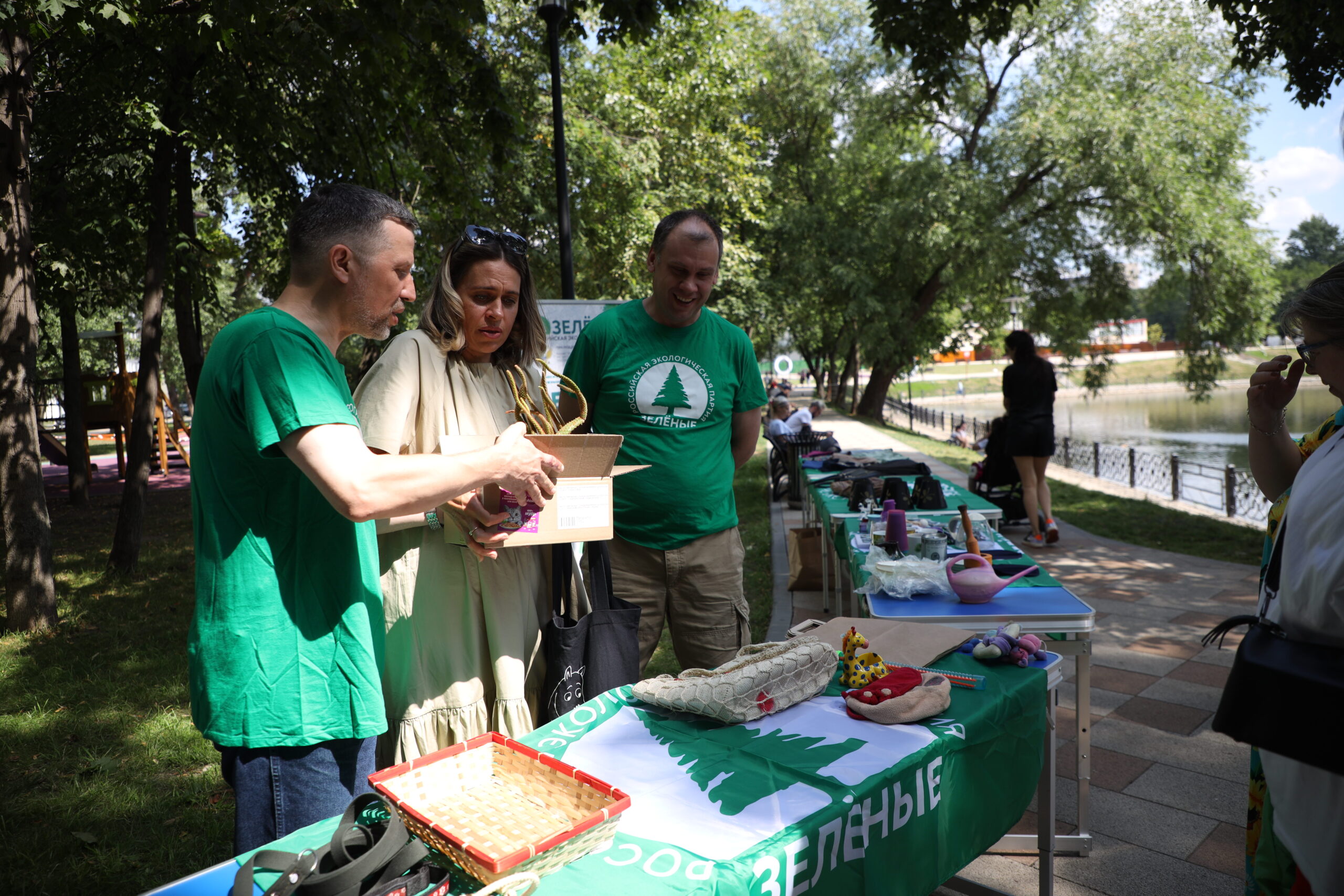 На «интерьерную» «Зелёную субботу» москвичи принесли винтажную посуду, индийские статуэтки и редкие кактусы На «интерьерную» «Зелёную субботу» москвичи принесли винтажную посуду, индийские статуэтки и редкие кактусы