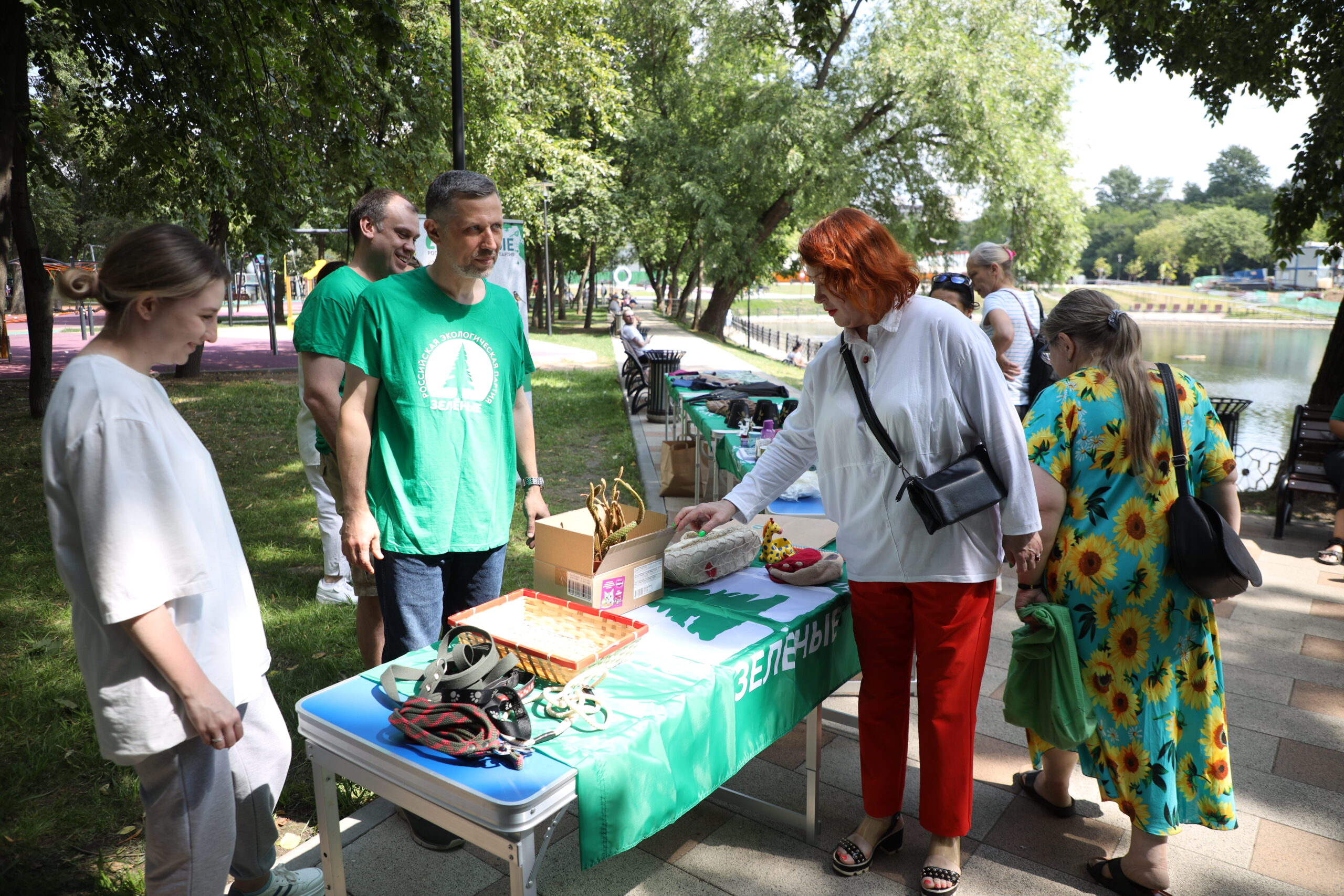 На «интерьерную» «Зелёную субботу» москвичи принесли винтажную посуду, индийские статуэтки и редкие кактусы На «интерьерную» «Зелёную субботу» москвичи принесли винтажную посуду, индийские статуэтки и редкие кактусы