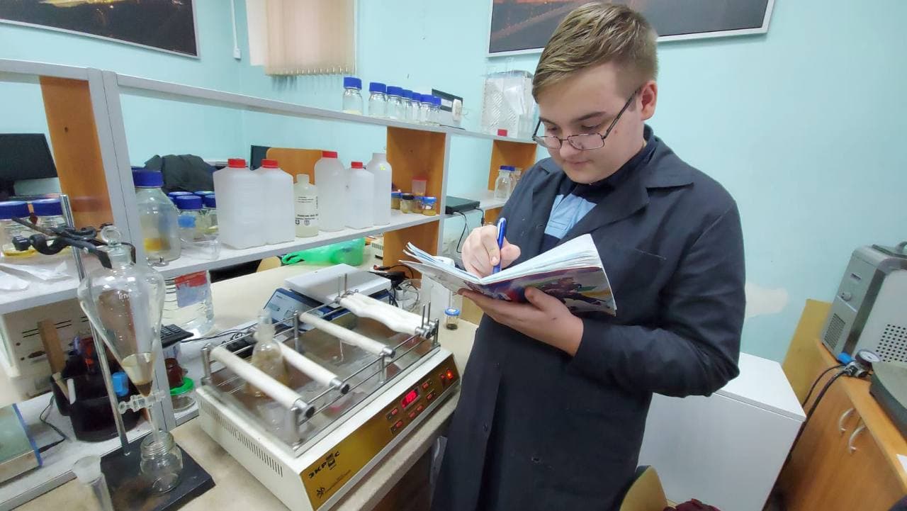15-летний Борис Воловик продолжил эксперимент по диспергированию нефти. На этот раз в лабораторных условиях
