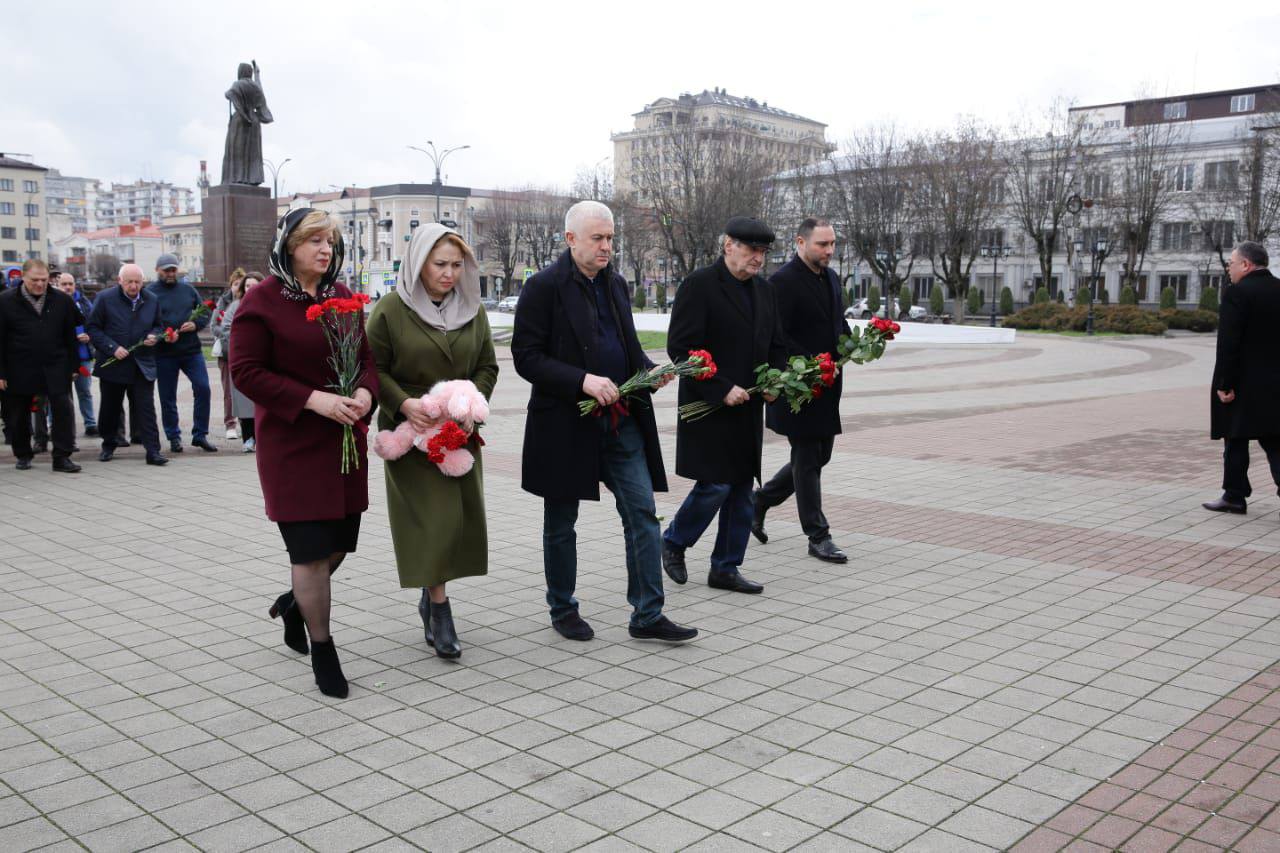 В Нальчике член Федерального совета партии «ЗЕЛЁНЫЕ» депутат Парламента КБР Аслан Алтуев возложил цветы к мемориалу в память о жертвах теракта в «Крокус Сити Холле» В Нальчике член Федерального совета партии «ЗЕЛЁНЫЕ» депутат Парламента КБР Аслан Алтуев возложил цветы к мемориалу в память о жертвах теракта в «Крокус Сити Холле»