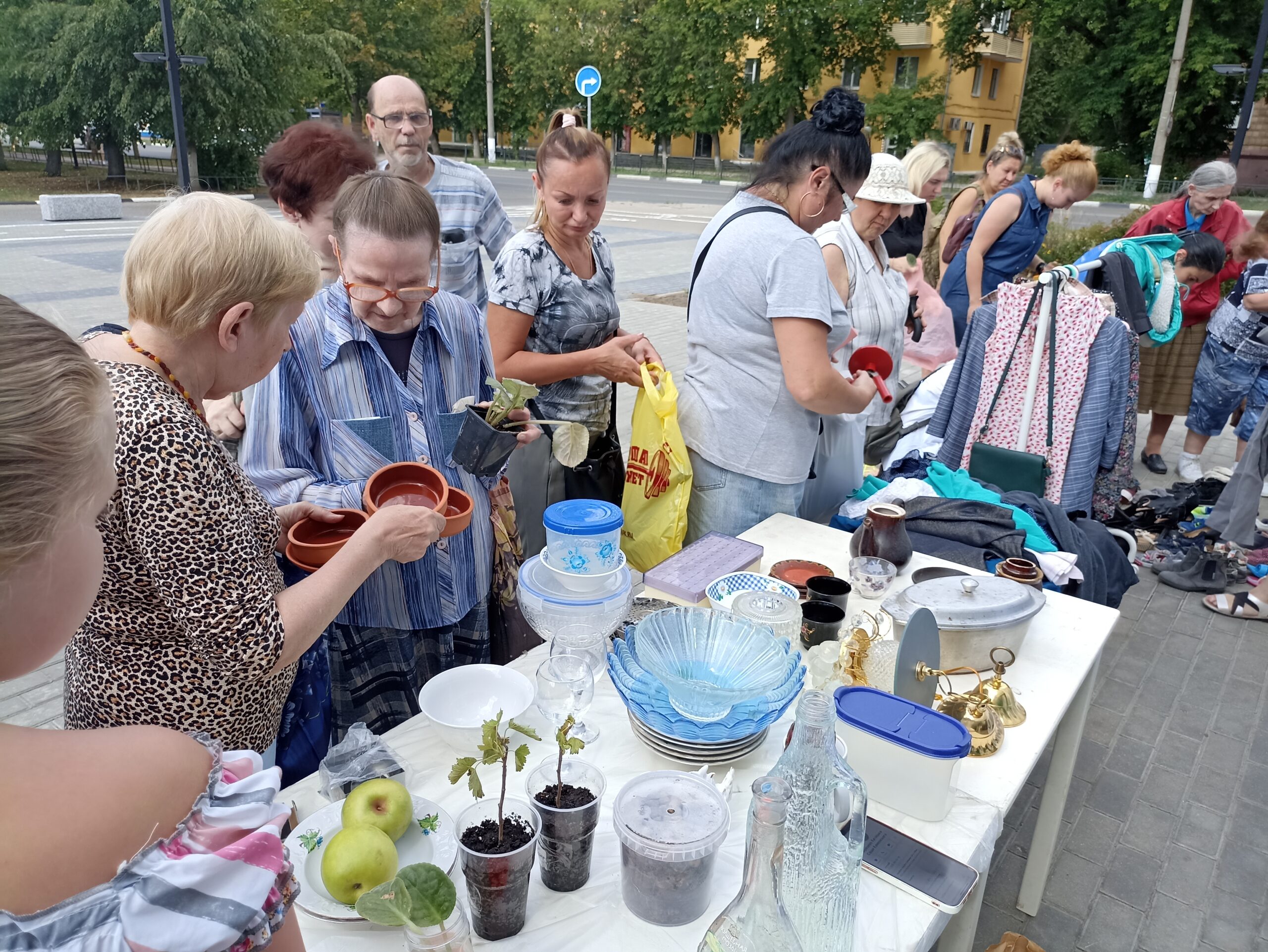 1200 предметов гардероба и интерьера принесли на обмен жители Подмосковья, став лидерами среди регионов-участников федеральной акции «Зелёная суббота»