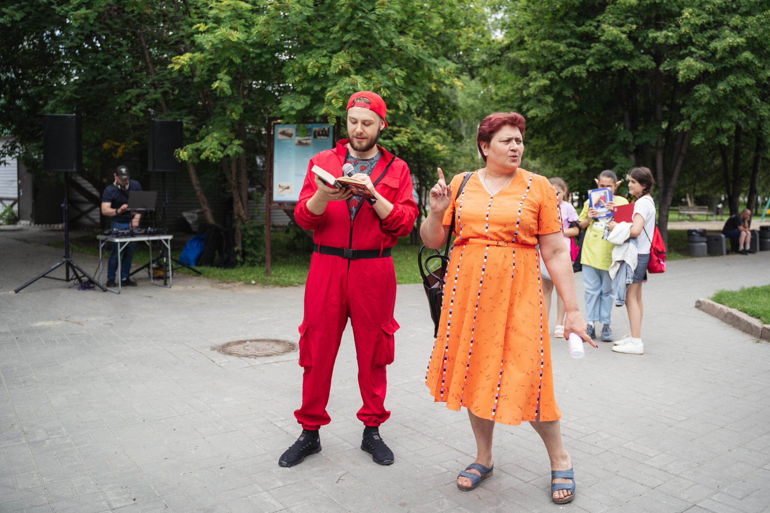 Жители Новосибирска принесли на «Зелёную субботу» более 300 книг и игрушек Жители Новосибирска принесли на «Зелёную субботу» более 300 книг и игрушек