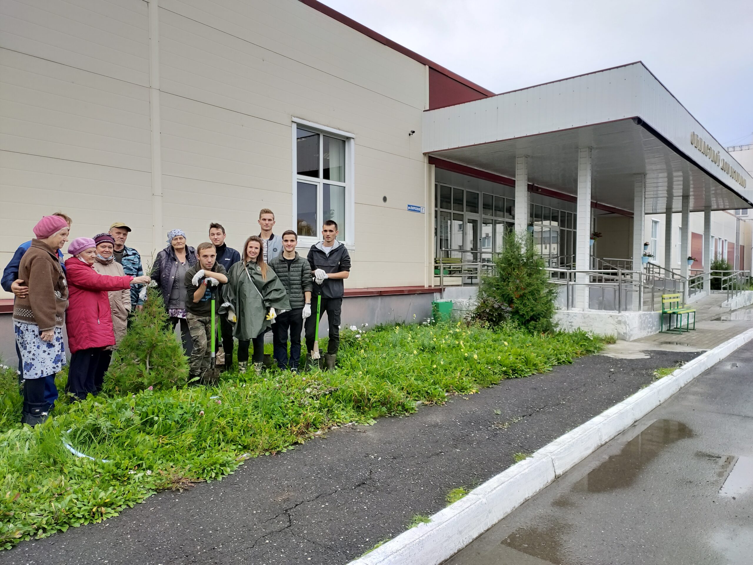 «ЗЕЛЁНЫЕ» в Вологде высадили 50 деревьев у Дома ветеранов «ЗЕЛЁНЫЕ» в Вологде высадили 50 деревьев у Дома ветеранов