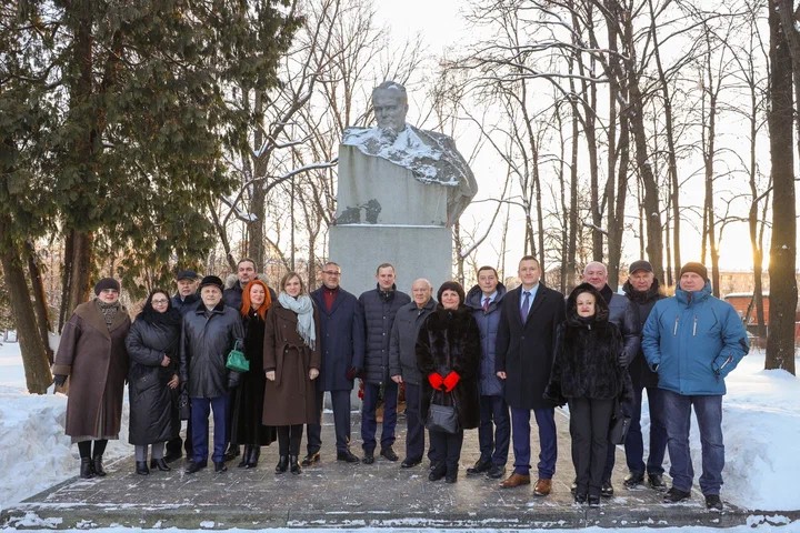 Сопредседатель партии «ЗЕЛЁНЫЕ» Сергей Ревин принял участие в церемонии возложения цветов к памятнику Сергея Королёва