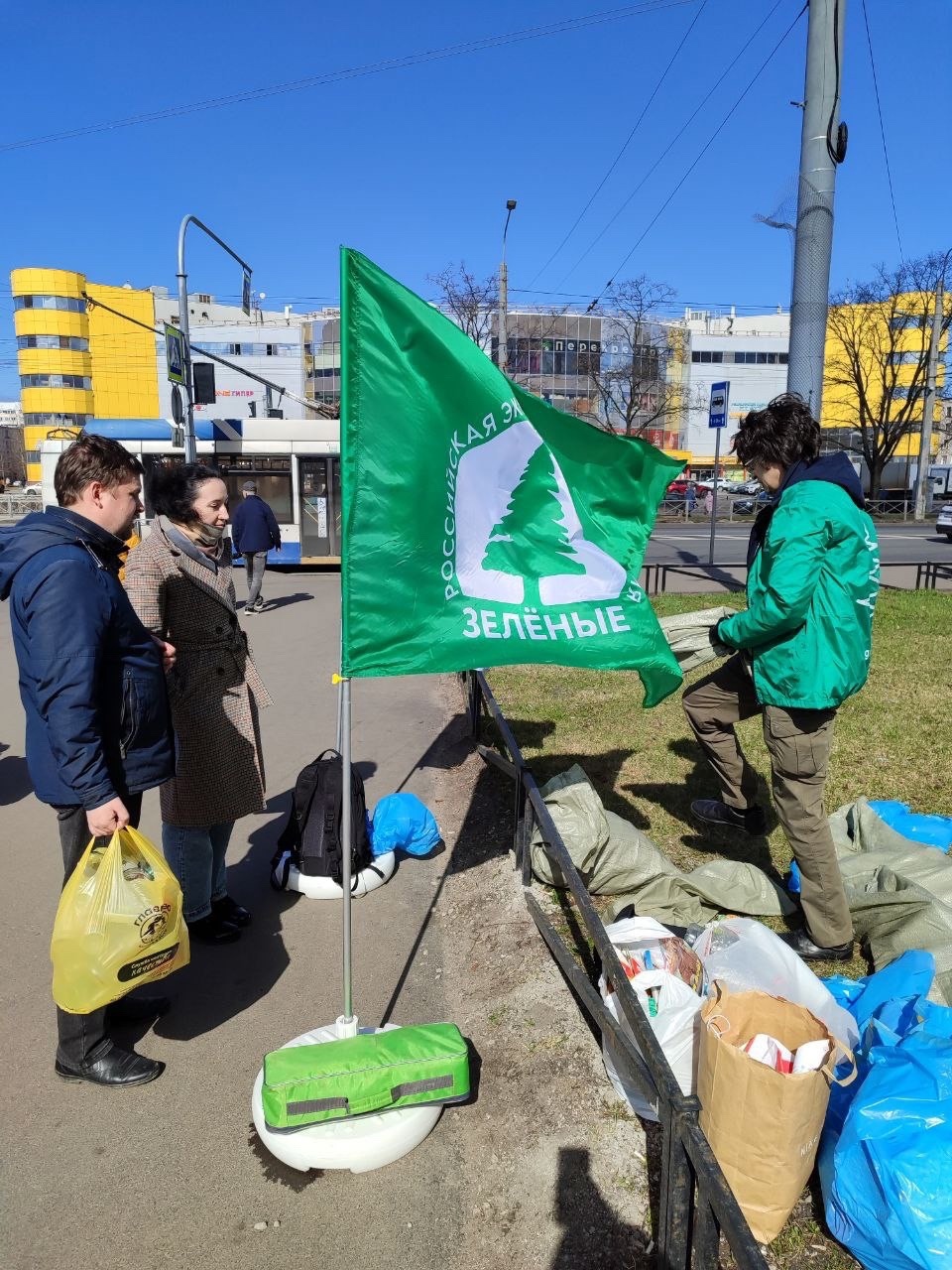 Зеленые на акции «Сортируй» собрали более 10 мешков вторсырья у жителей Петербурга Зеленые на акции «Сортируй» собрали более 10 мешков вторсырья у жителей Петербурга