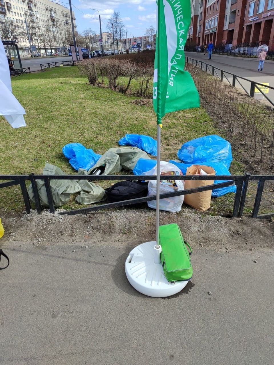 Зеленые на акции «Сортируй» собрали более 10 мешков вторсырья у жителей Петербурга Зеленые на акции «Сортируй» собрали более 10 мешков вторсырья у жителей Петербурга