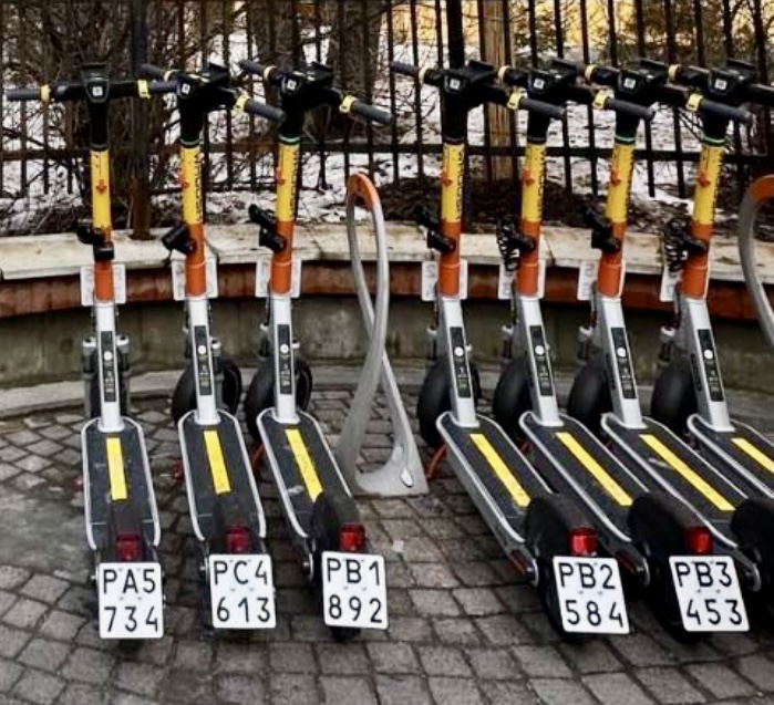 В Москве начали появляться самокаты с номерами. На чем и настаивали российские «ЗЕЛЁНЫЕ»