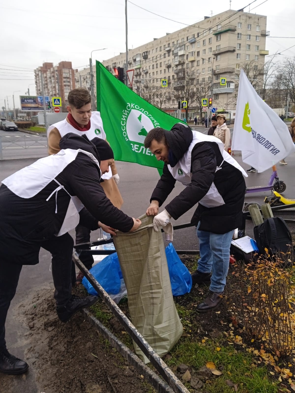 На акции «Сортируй» питерские «Зелёные» собрали еще около 100 подписей за корректировку бюджета по очистке реки Новая На акции «Сортируй» питерские «Зелёные» собрали еще около 100 подписей за корректировку бюджета по очистке реки Новая