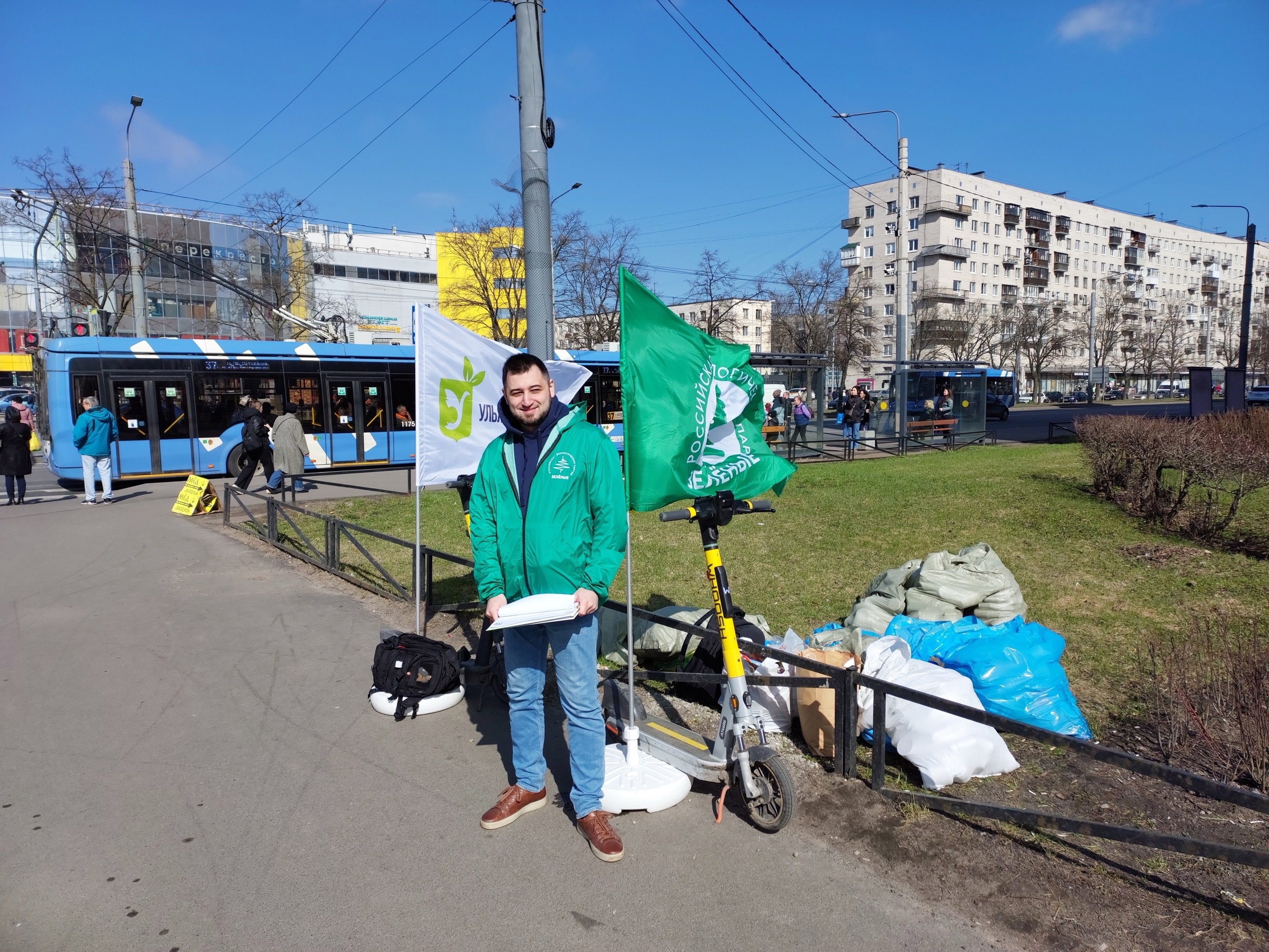 Зеленые на акции «Сортируй» собрали более 10 мешков вторсырья у жителей Петербурга