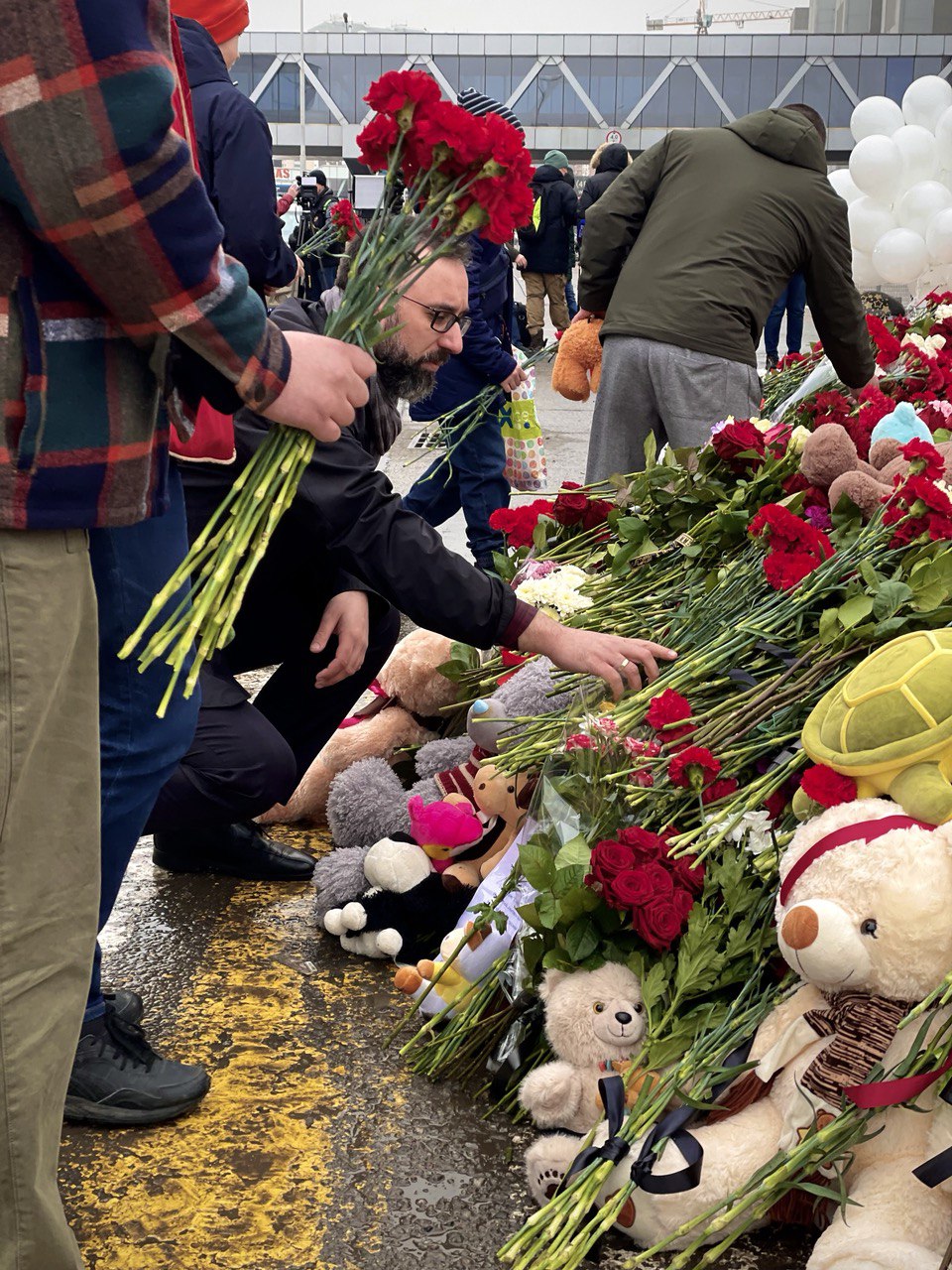 В День общенационального траура «ЗЕЛЁНЫЕ» возложили цветы к народному мемориалу у «Крокус Сити Холла»