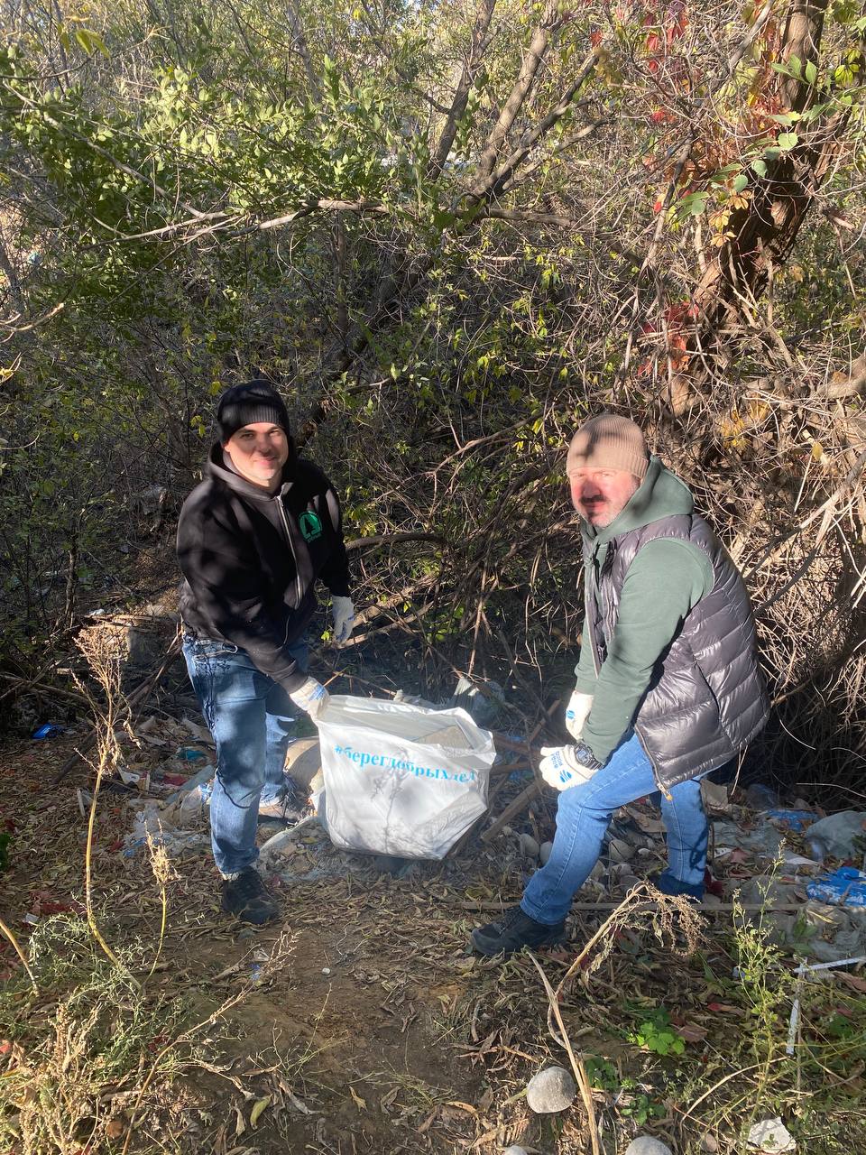 Волгоградские «ЗЕЛЁНЫЕ» собрали мусор с берега Мокрой Мечетки и высадили 300 саженцев акаций Волгоградские «ЗЕЛЁНЫЕ» собрали мусор с берега Мокрой Мечетки и высадили 300 саженцев акаций