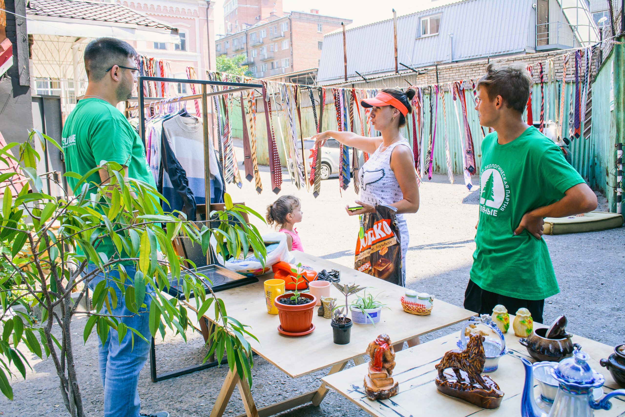 На «интерьерную» «Зелёную субботу» ростовчане принесли журнальный столик, репродукцию Пикассо ручной работы и каланхое Розалина На «интерьерную» «Зелёную субботу» ростовчане принесли журнальный столик, репродукцию Пикассо ручной работы и каланхое Розалина