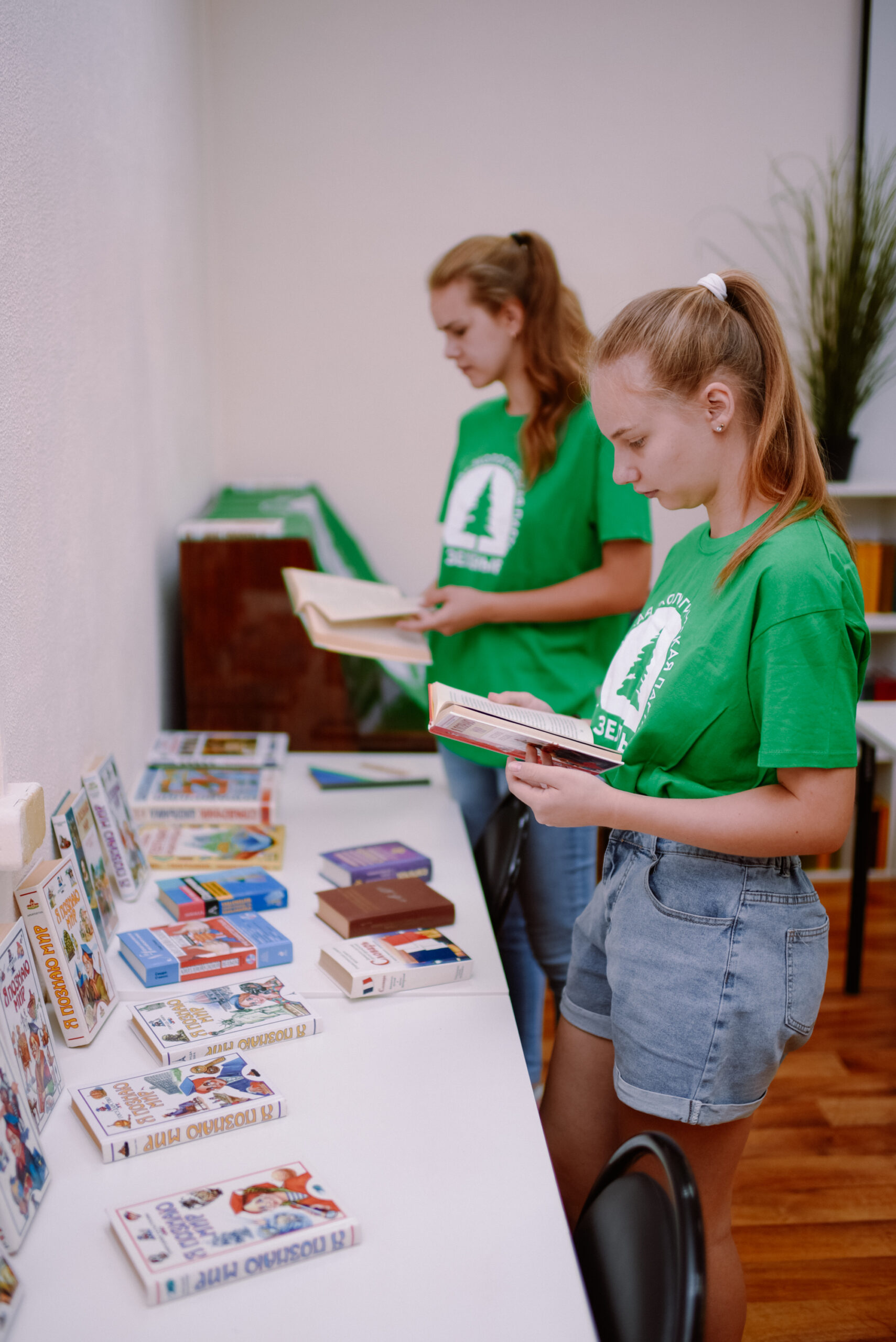 В День города нижегородцы обменивались школьными принадлежностями В День города нижегородцы обменивались школьными принадлежностями