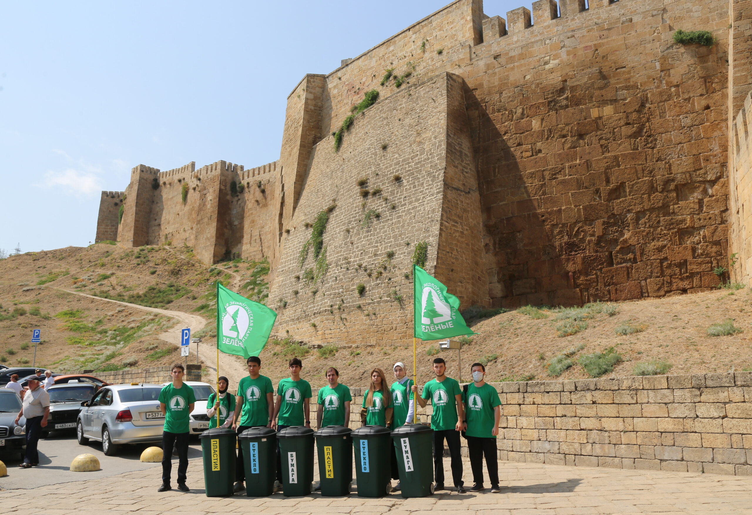 «ЗЕЛЁНЫЕ» Дагестана установили сортировочные баки в цитадели «Нарын-Кала» «ЗЕЛЁНЫЕ» Дагестана установили сортировочные баки в цитадели «Нарын-Кала»