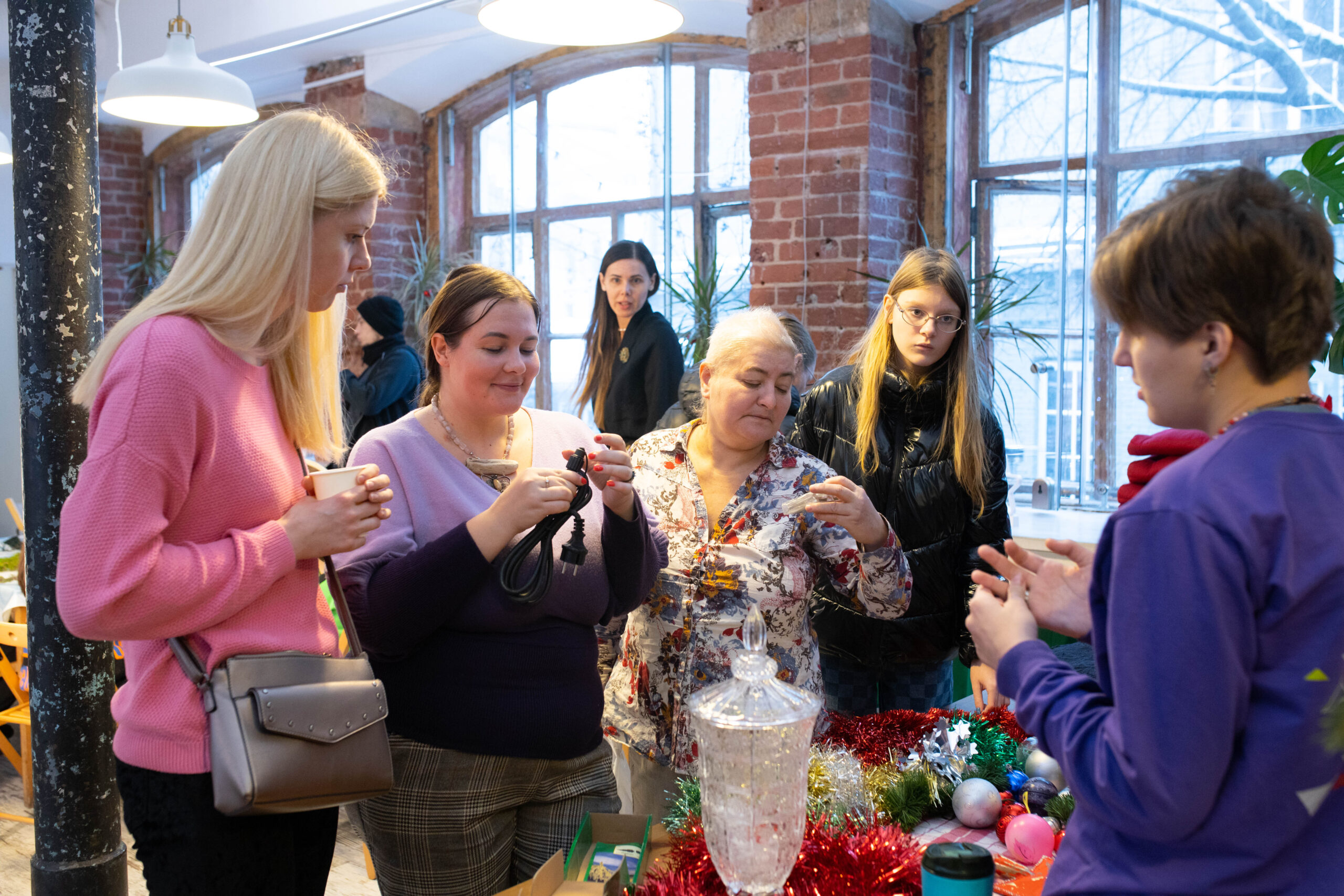 Костюм ниндзя и целая коробка советских игрушек: в Москве прошел предпраздничный своп Костюм ниндзя и целая коробка советских игрушек: в Москве прошел предпраздничный своп
