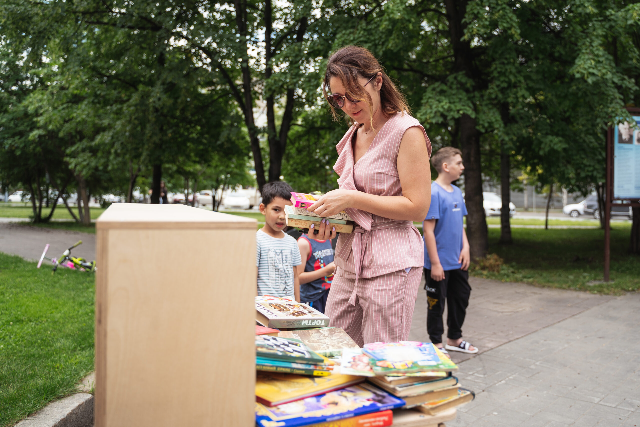 Жители Новосибирска принесли на «Зелёную субботу» более 300 книг и игрушек Жители Новосибирска принесли на «Зелёную субботу» более 300 книг и игрушек