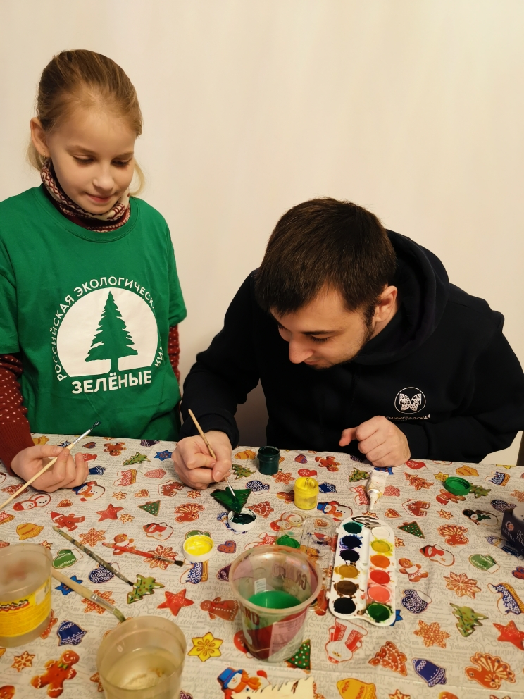 Ёлочные игрушки, новогодние сувениры и красная советская звезда – в Санкт-Петербурге прошла предновогодняя «Зелёная суббота» Ёлочные игрушки, новогодние сувениры и красная советская звезда – в Санкт-Петербурге прошла предновогодняя «Зелёная суббота»