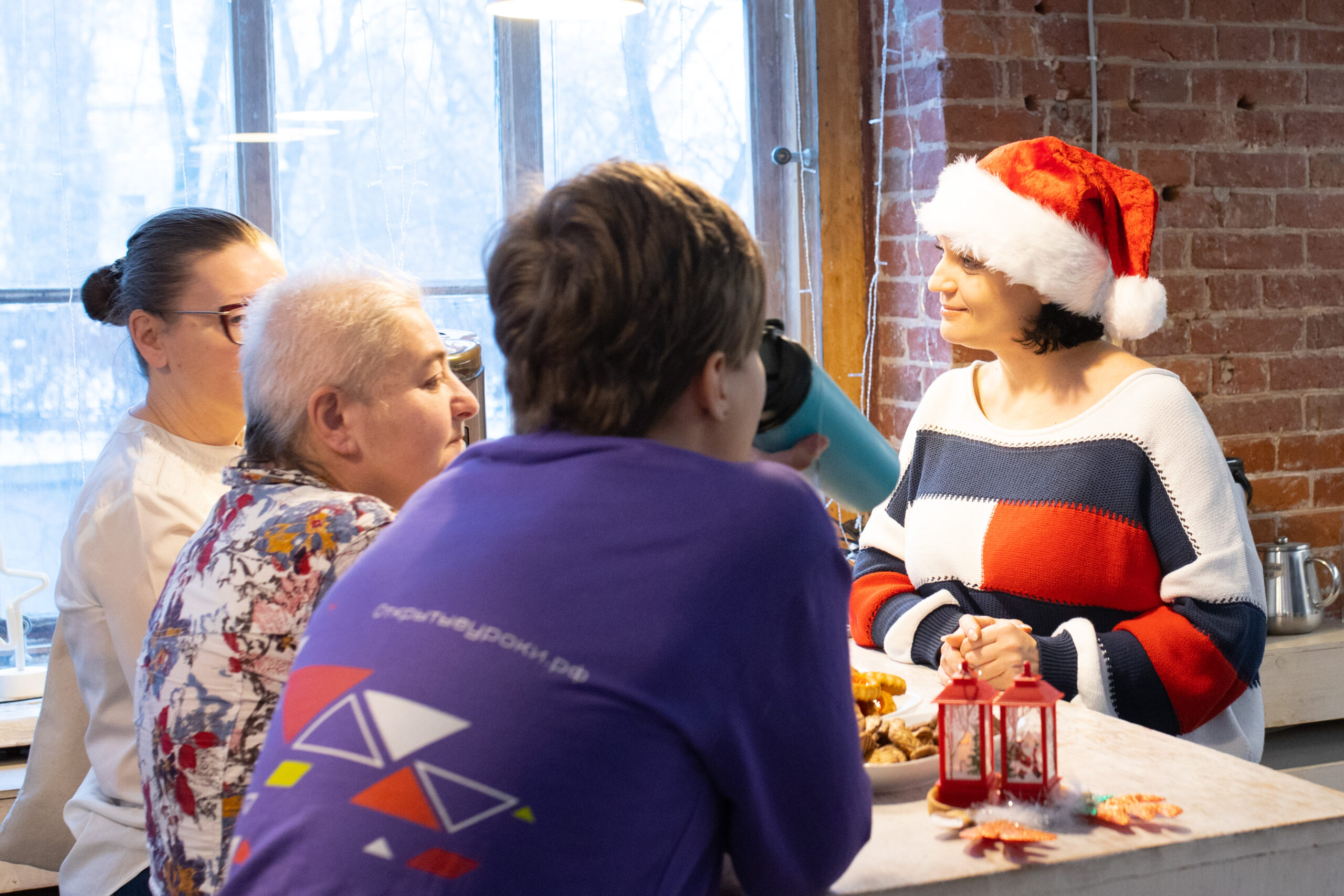 Костюм ниндзя и целая коробка советских игрушек: в Москве прошел предпраздничный своп Костюм ниндзя и целая коробка советских игрушек: в Москве прошел предпраздничный своп