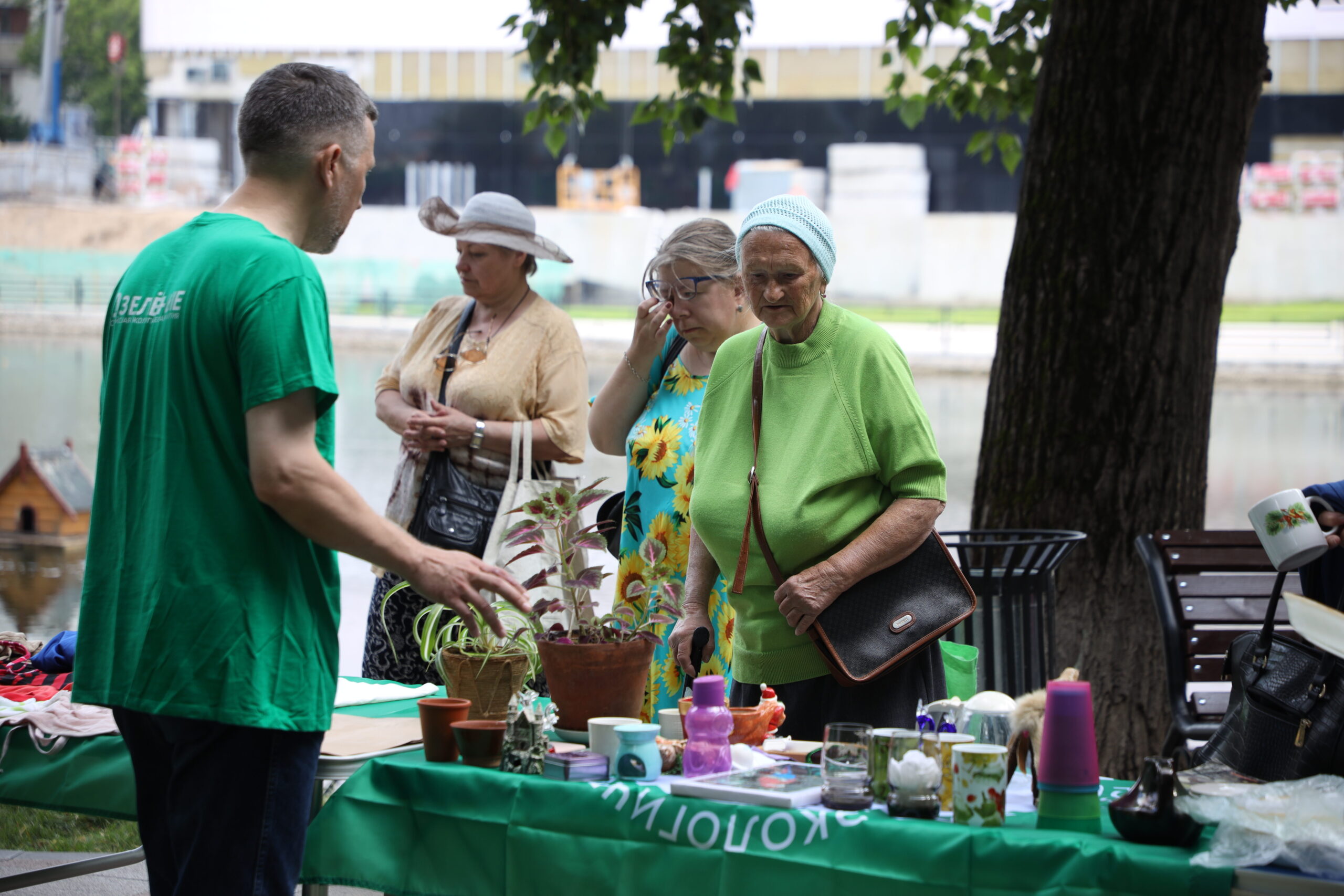 На «интерьерную» «Зелёную субботу» москвичи принесли винтажную посуду, индийские статуэтки и редкие кактусы На «интерьерную» «Зелёную субботу» москвичи принесли винтажную посуду, индийские статуэтки и редкие кактусы