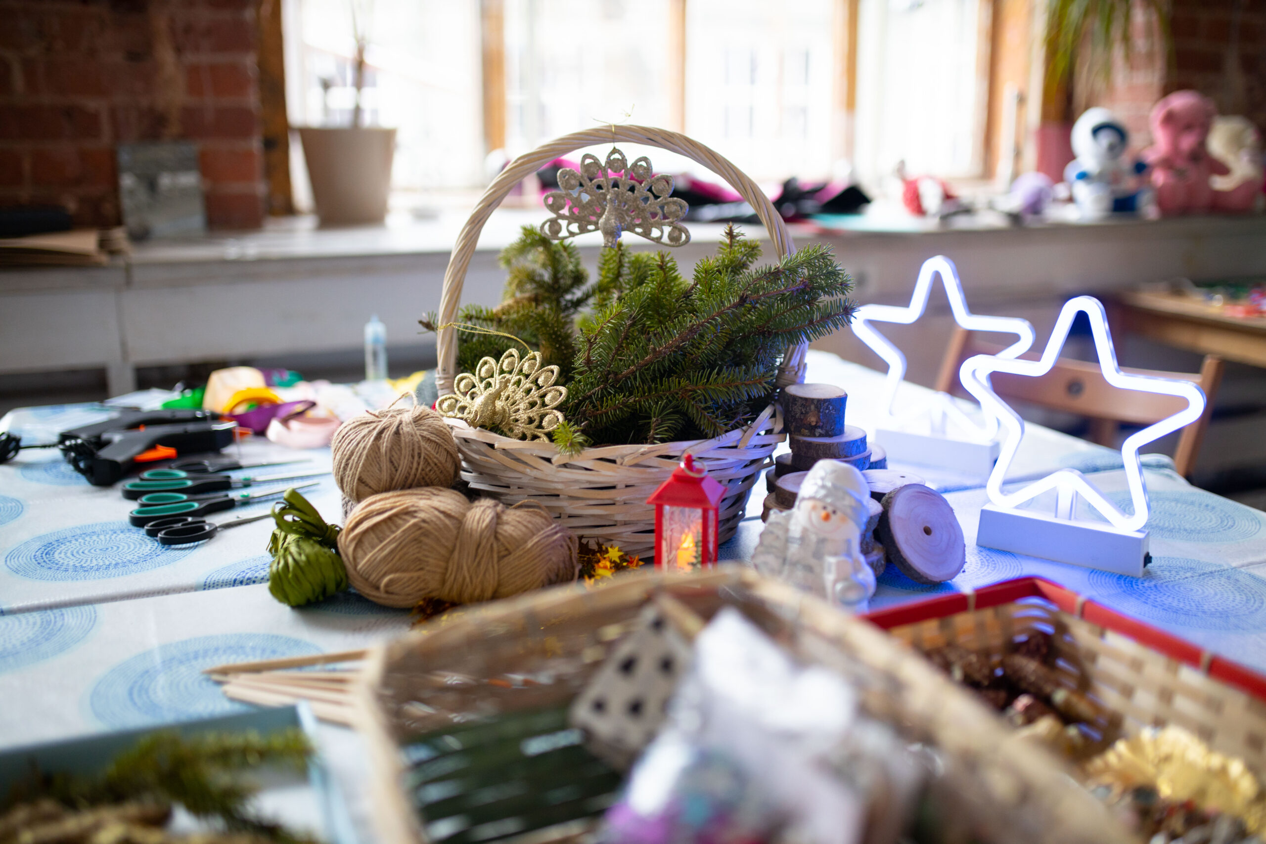 Костюм ниндзя и целая коробка советских игрушек: в Москве прошел предпраздничный своп Костюм ниндзя и целая коробка советских игрушек: в Москве прошел предпраздничный своп