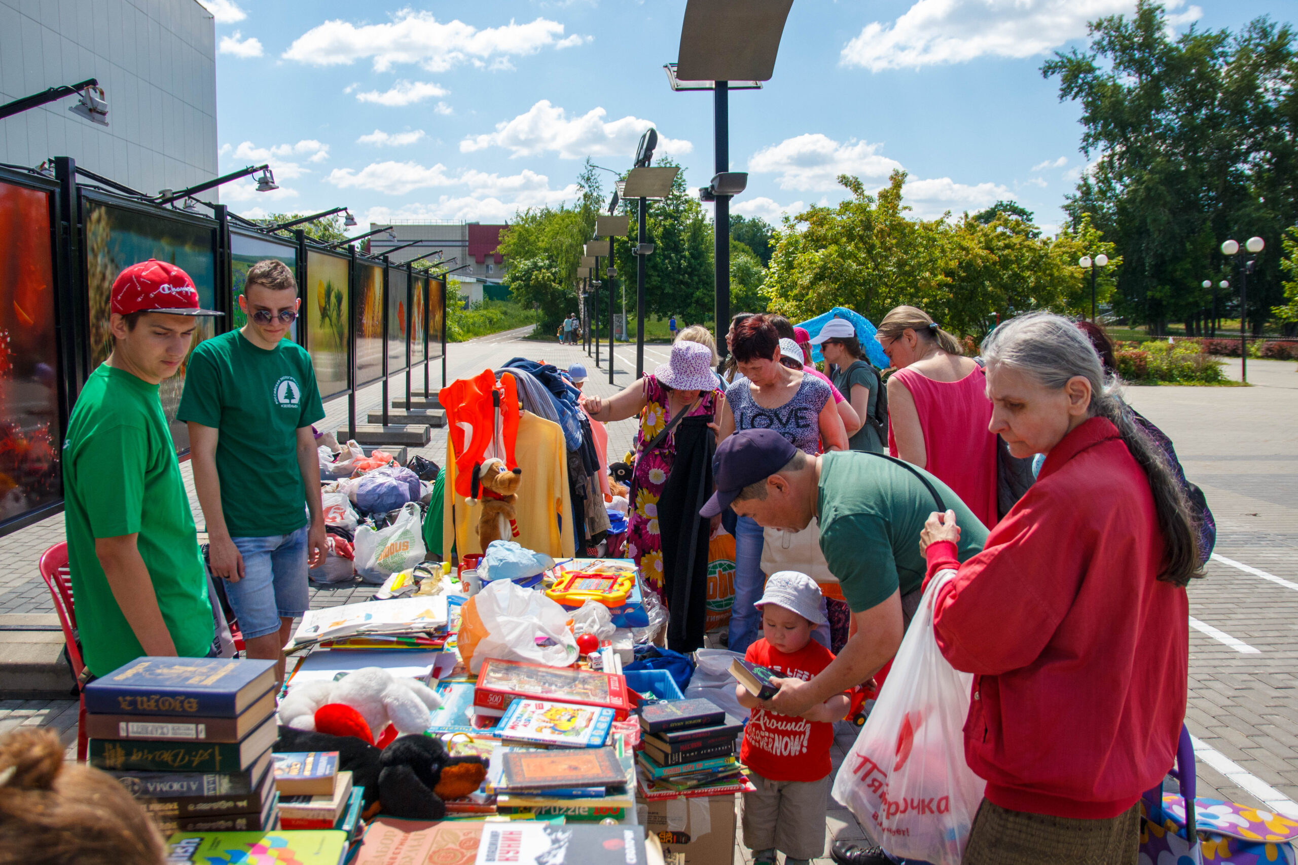 Жители Электростали принесли на «Зелёную субботу» более 1000 книг, игрушек,  настолок и предметов одежды Жители Электростали принесли на «Зелёную субботу» более 1000 книг, игрушек,  настолок и предметов одежды