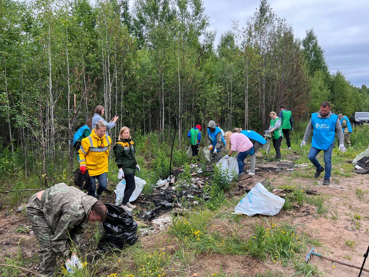 Архангельские «ЗЕЛЁНЫЕ» приняли участие в уборке мусора под Новодвинском Архангельские «ЗЕЛЁНЫЕ» приняли участие в уборке мусора под Новодвинском