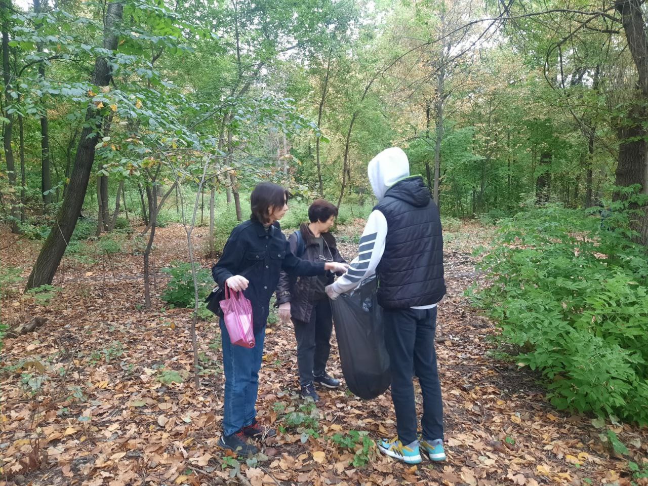 В Уфе «ЗЕЛЁНЫЕ» собрали более 50 мешков мусора в Непейцевском дендропарке В Уфе «ЗЕЛЁНЫЕ» собрали более 50 мешков мусора в Непейцевском дендропарке