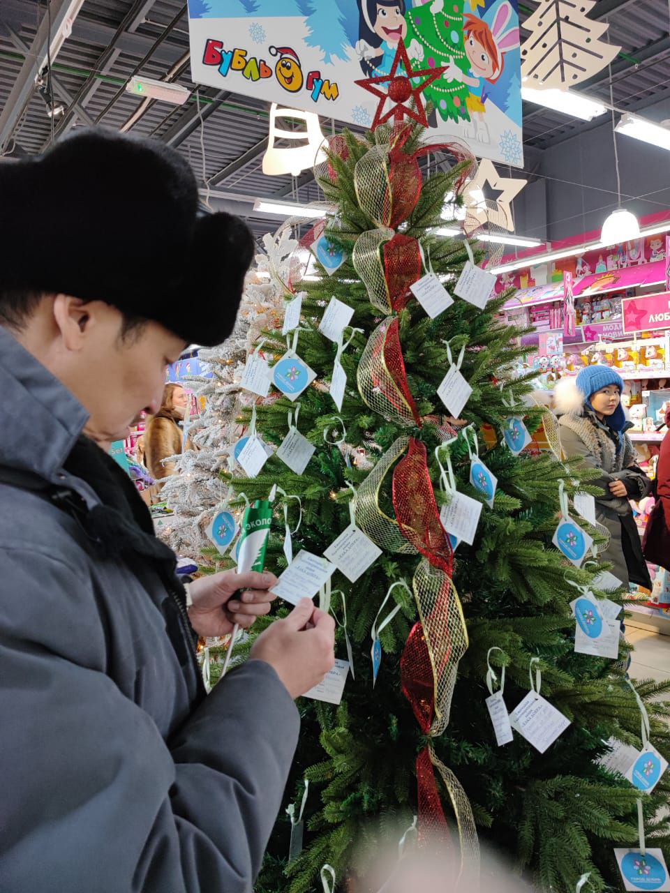 Лидер якутских «ЗЕЛЁНЫХ» принял участие в акции «Ёлка добра» Лидер якутских «ЗЕЛЁНЫХ» принял участие в акции «Ёлка добра»