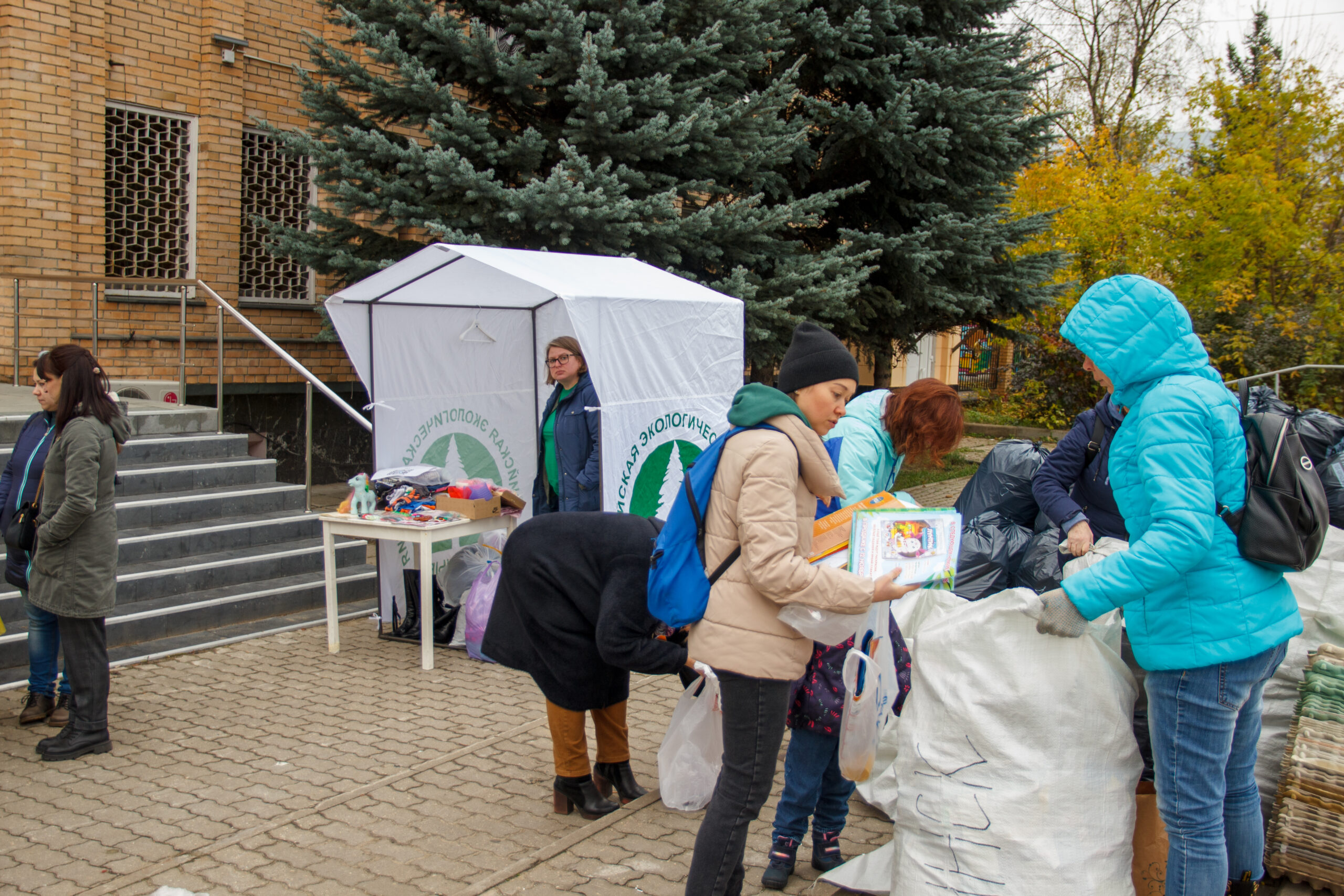 Жители Электростали и Ногинска принесли на обмен 400 предметов для творчества и одежды Жители Электростали и Ногинска принесли на обмен 400 предметов для творчества и одежды