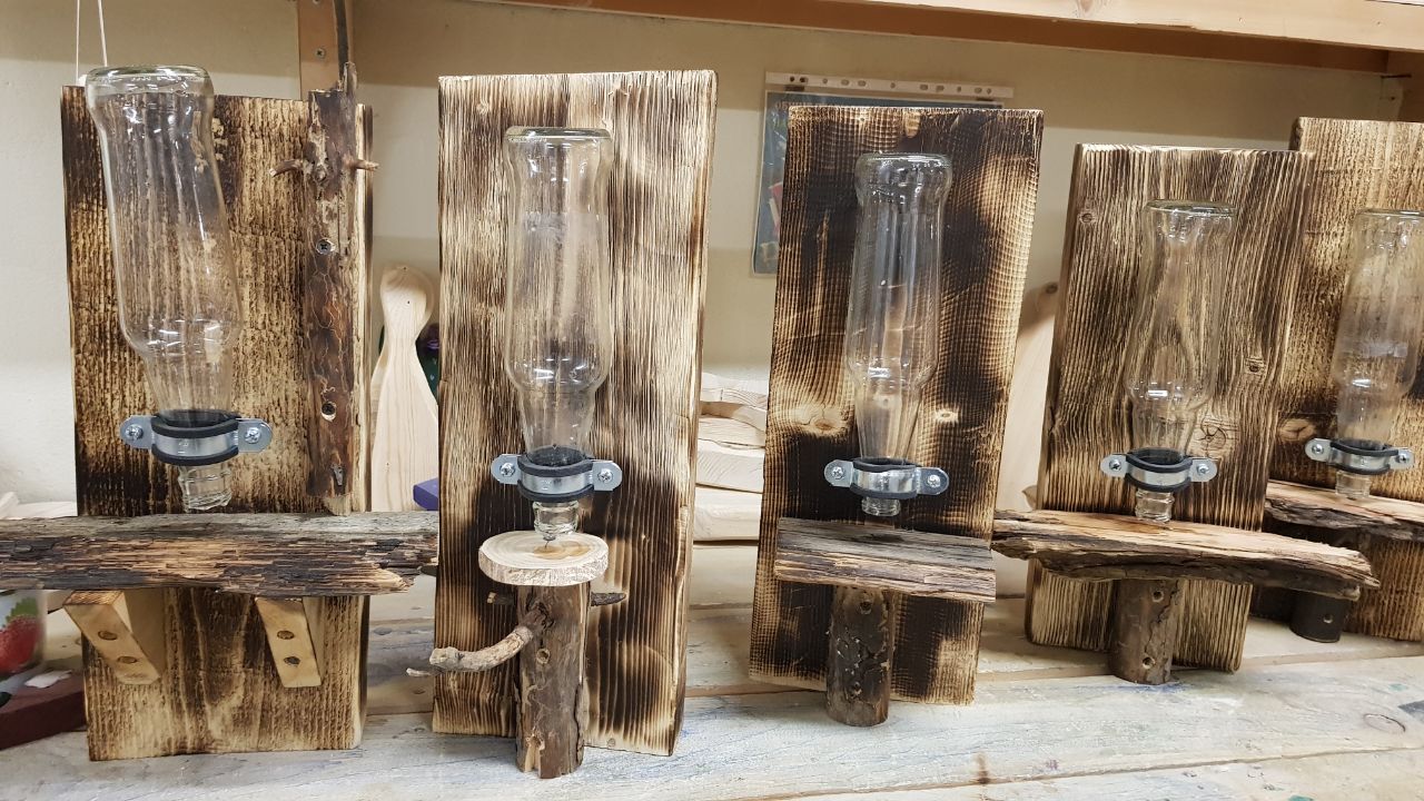 «ЗЕЛЁНЫЕ» Красноярска сделали оригинальные кормушки для птиц из стеклянных бутылок «ЗЕЛЁНЫЕ» Красноярска сделали оригинальные кормушки для птиц из стеклянных бутылок