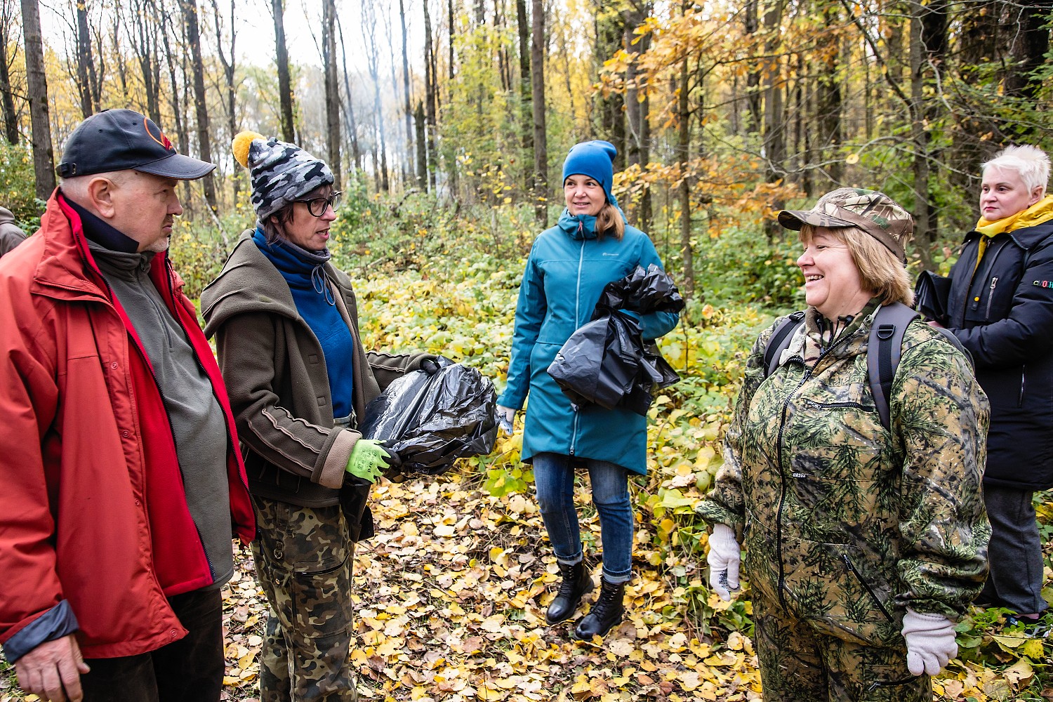 В Великом Новгороде на специализированной тропе для прогулок с собаками прошёл субботник В Великом Новгороде на специализированной тропе для прогулок с собаками прошёл субботник