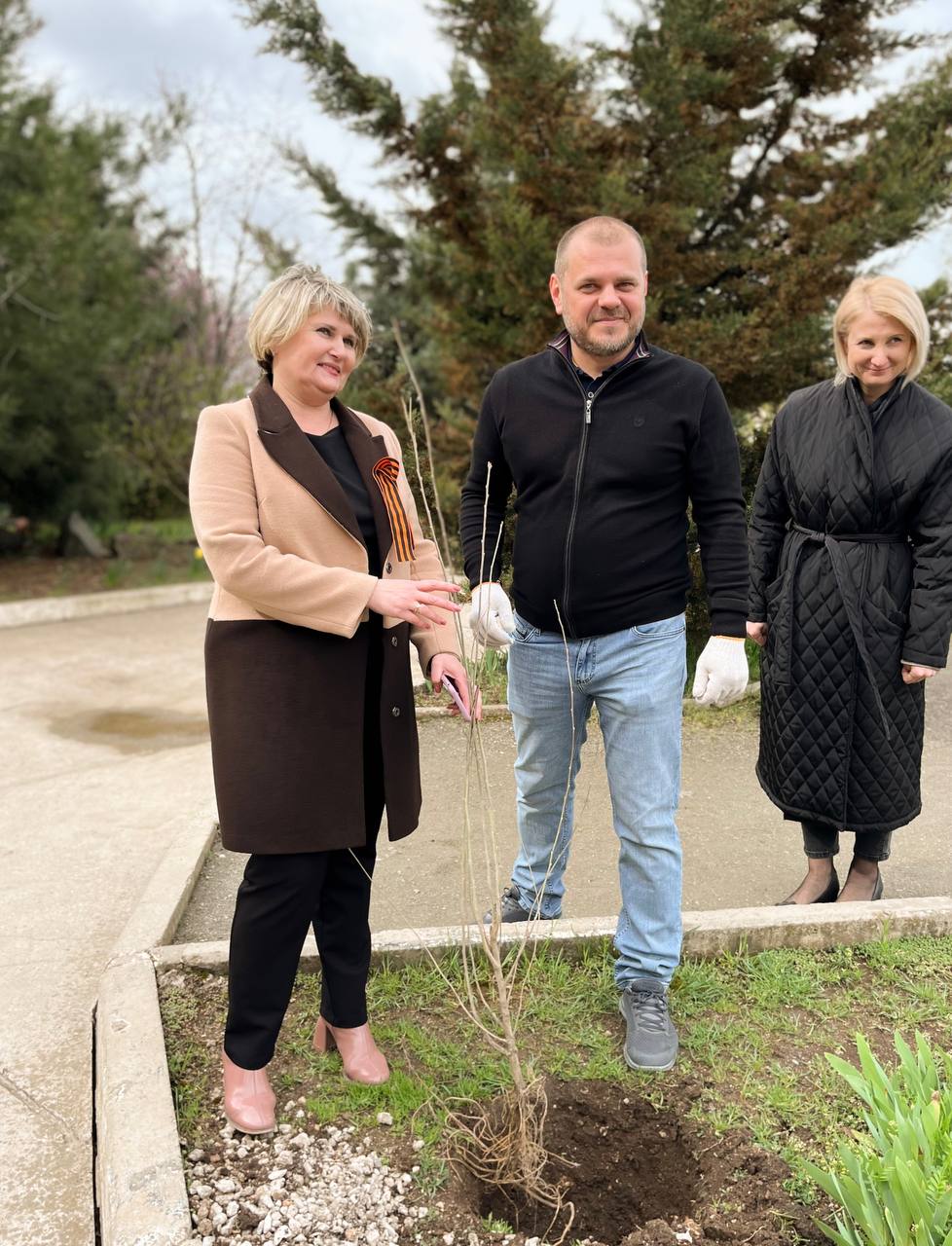 Крымские «ЗЕЛЁНЫЕ» высадили деревья в рамках акции «Сад памяти» Крымские «ЗЕЛЁНЫЕ» высадили деревья в рамках акции «Сад памяти»