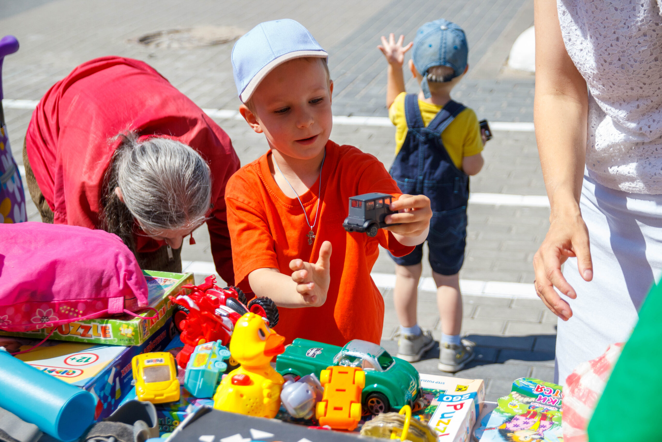 Жители Электростали принесли на «Зелёную субботу» более 1000 книг, игрушек,  настолок и предметов одежды Жители Электростали принесли на «Зелёную субботу» более 1000 книг, игрушек,  настолок и предметов одежды