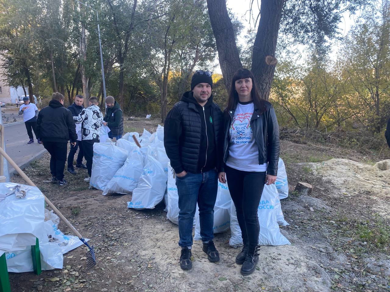 Волгоградские «ЗЕЛЁНЫЕ» собрали мусор с берега Мокрой Мечетки и высадили 300 саженцев акаций Волгоградские «ЗЕЛЁНЫЕ» собрали мусор с берега Мокрой Мечетки и высадили 300 саженцев акаций