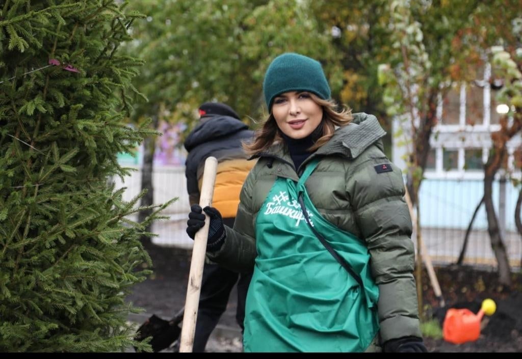 В Уфе «ЗЕЛЁНЫЕ» высадили «Парламентскую аллею» В Уфе «ЗЕЛЁНЫЕ» высадили «Парламентскую аллею»